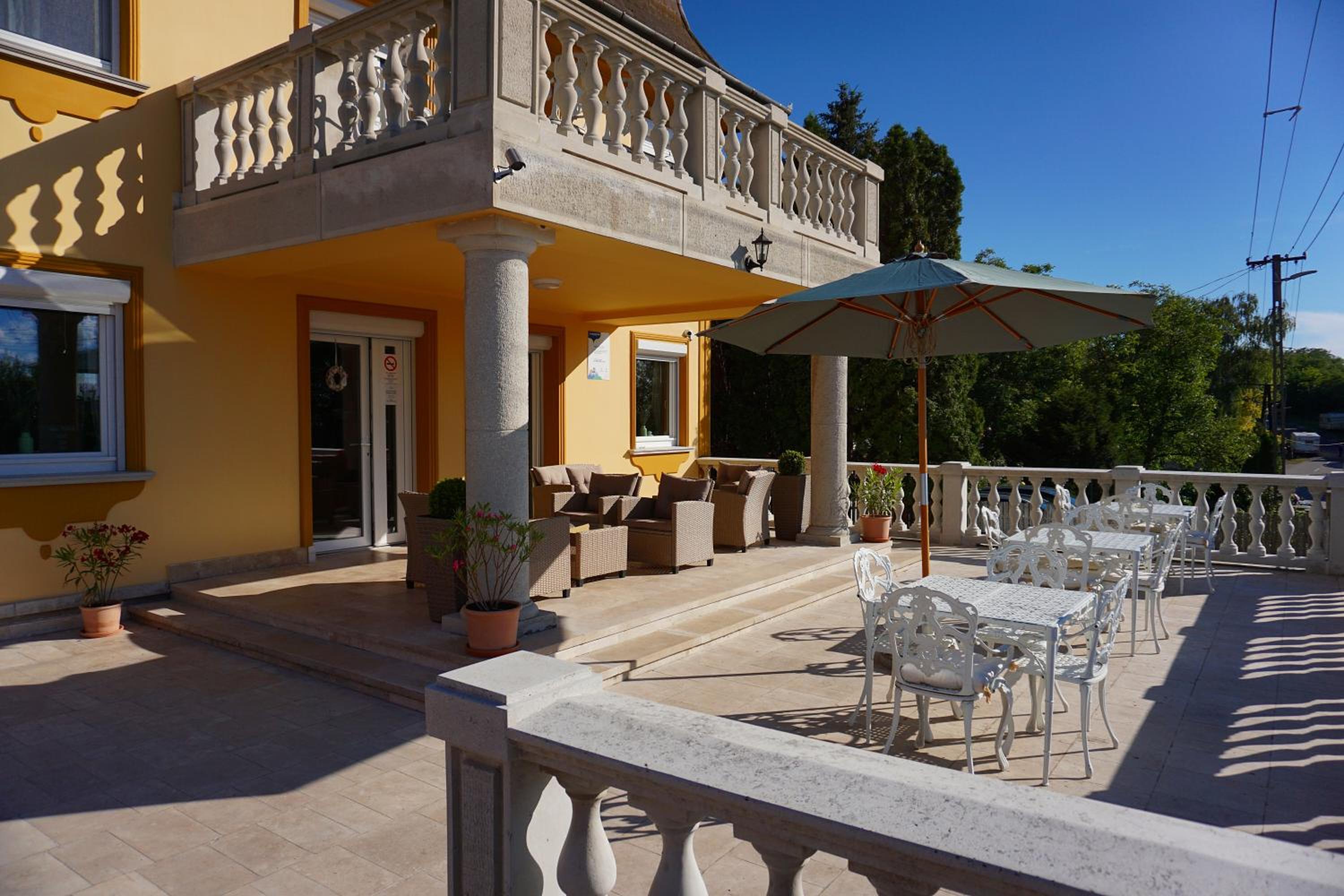 Hotel Anna Panzió & Wellness Siófok - Image 1