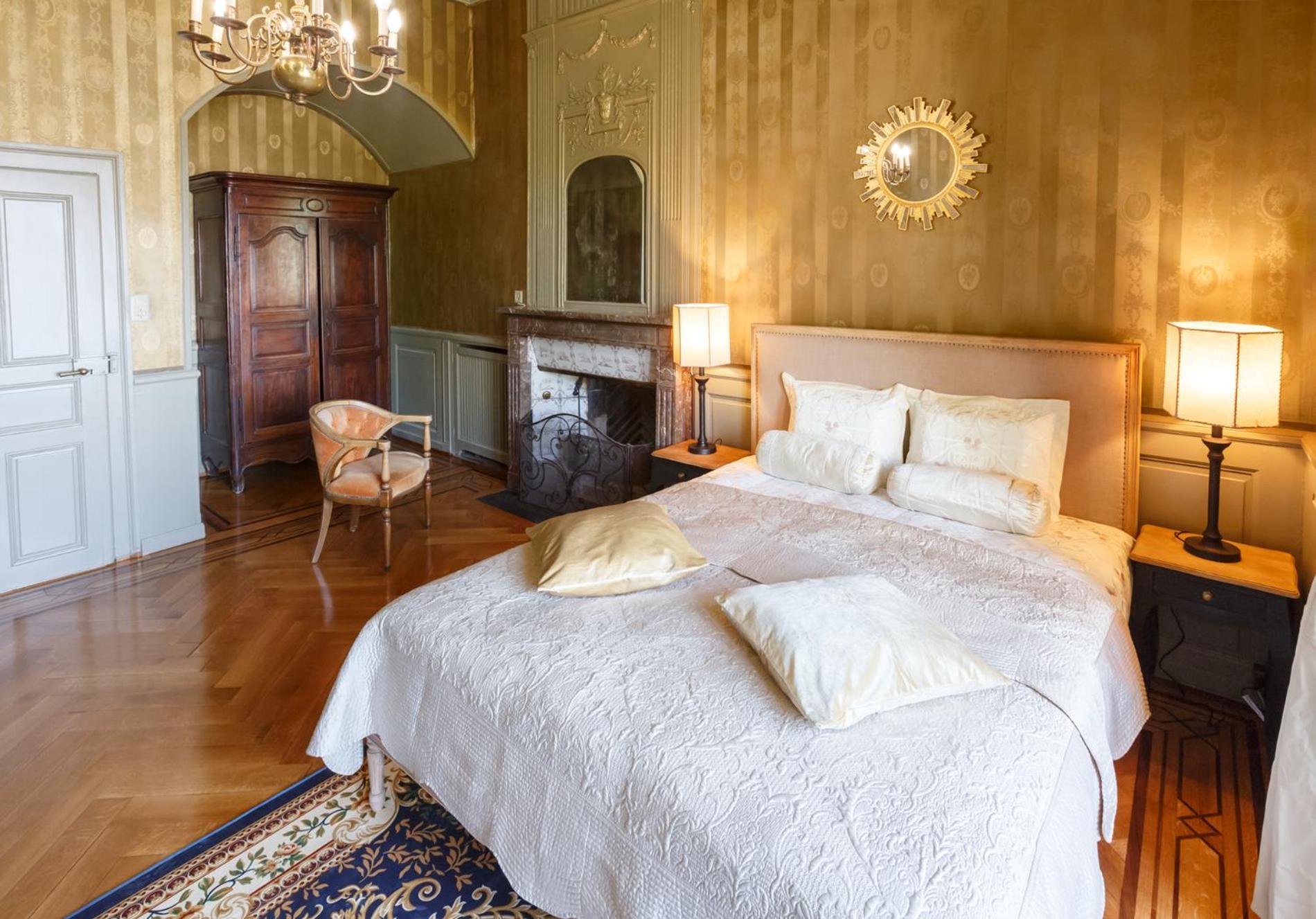 Antique apartment in the XV century Castle view 4