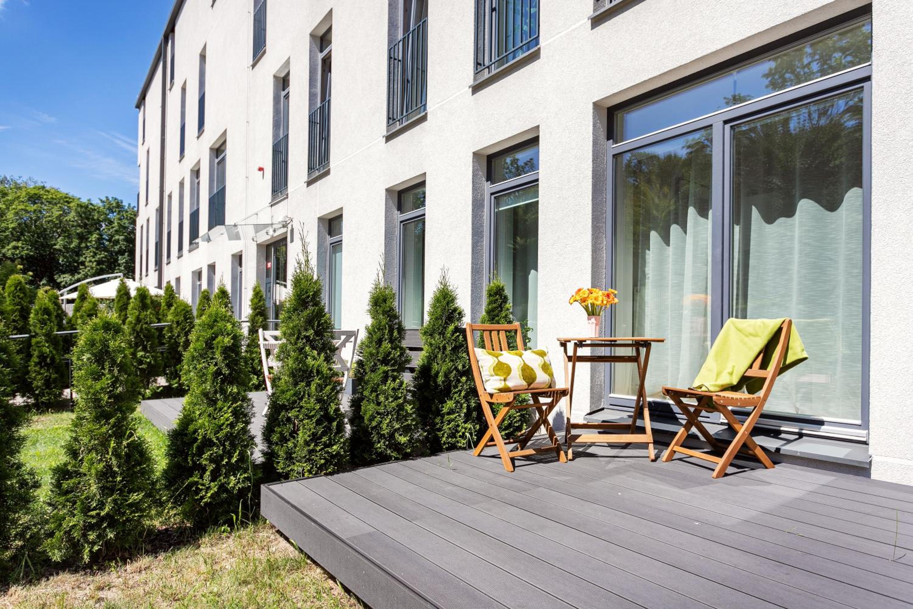 #stayhere - Modern Designer 1BDR Apartment in Artistic District view 3