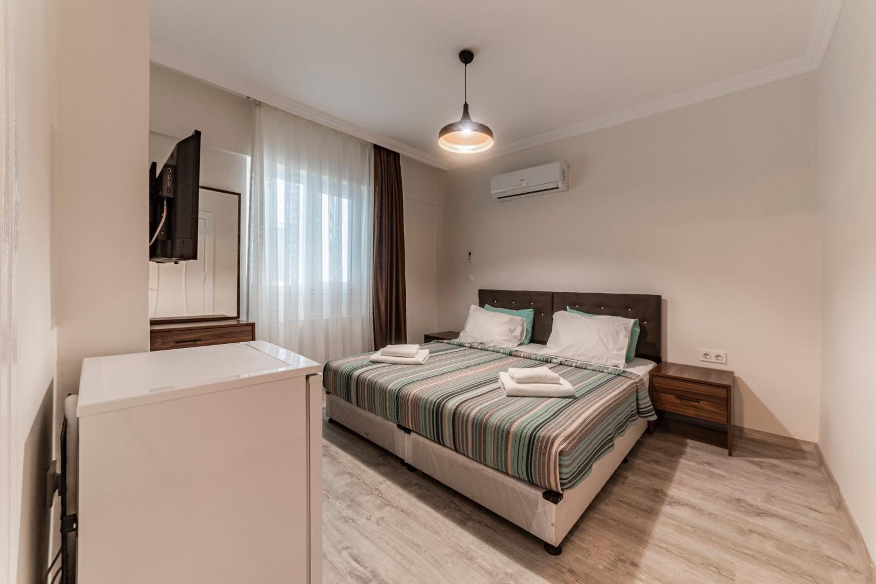TEMA LARA APART