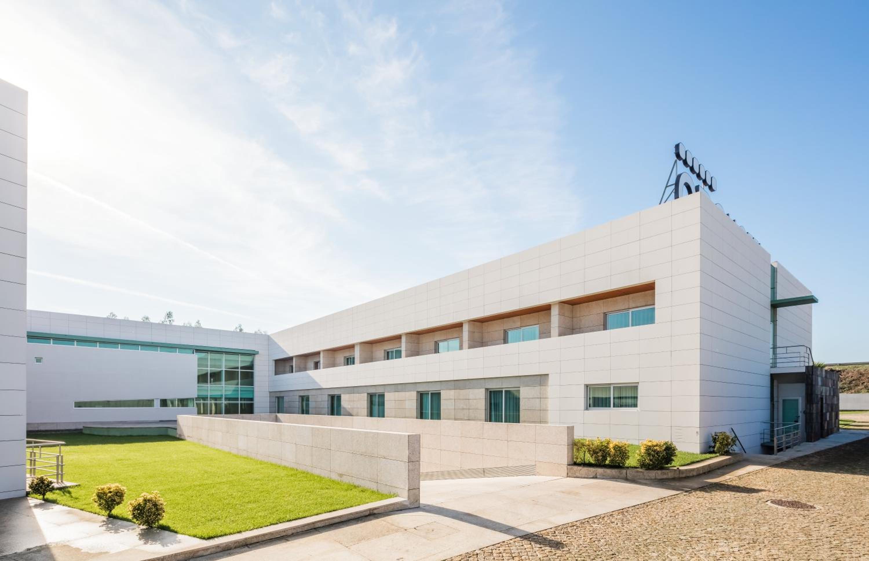 Hotel OPOHOTEL Porto Aeroporto - Image 1