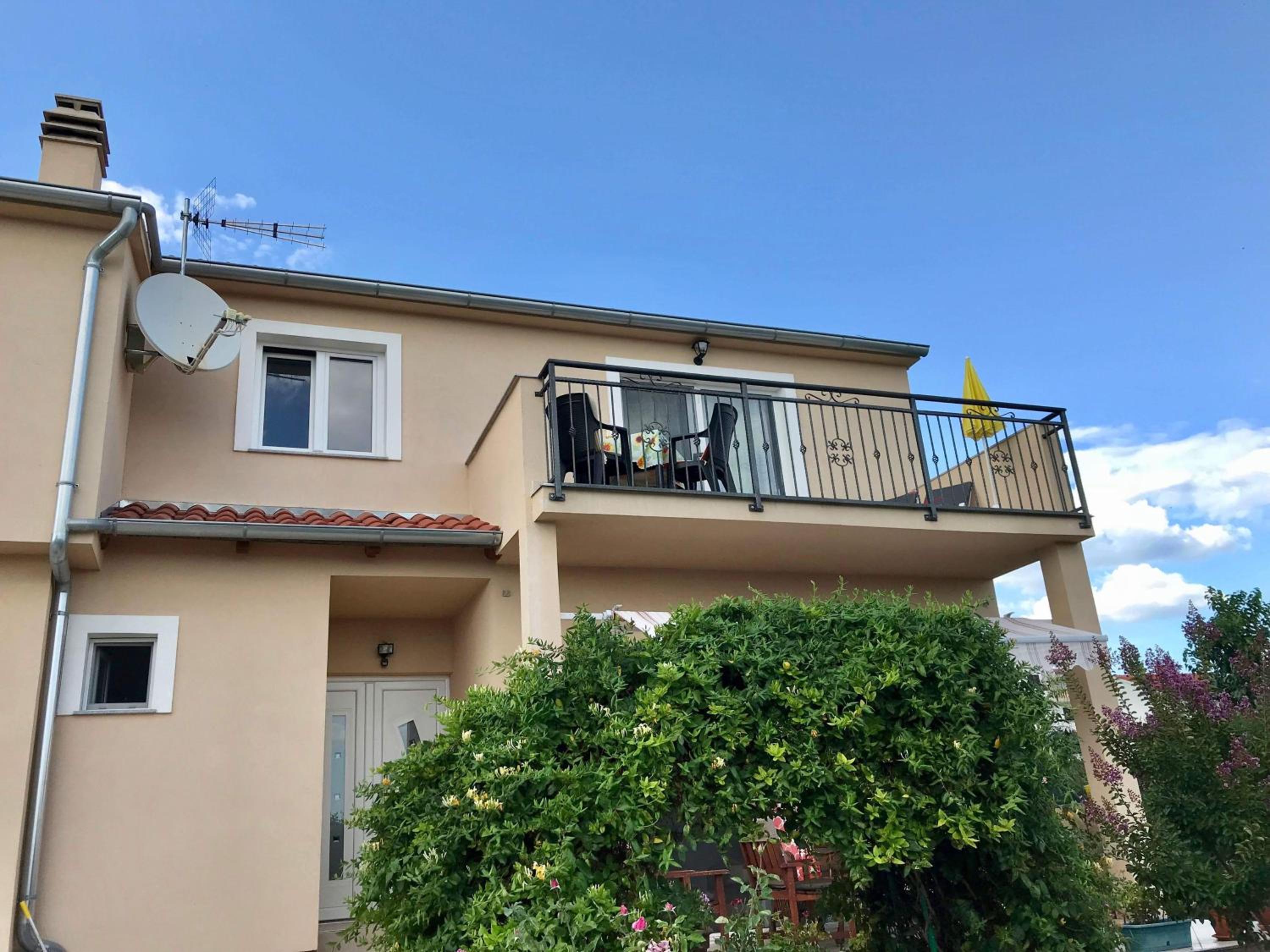 Apartman Laura en Tribunj — balance & terrace