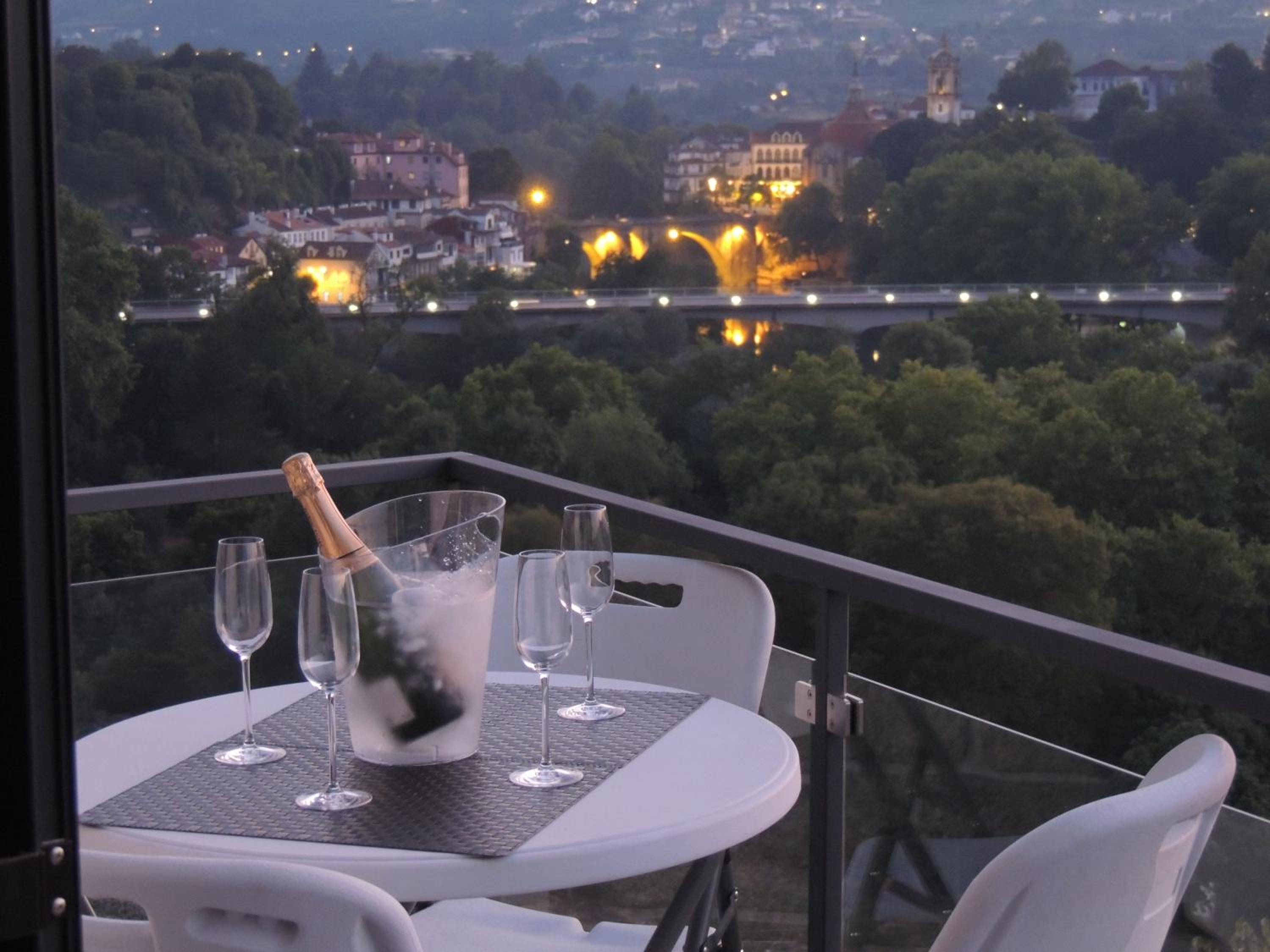 Hotel Apartamento Amarante - Vista São Gonçalo - Image 1