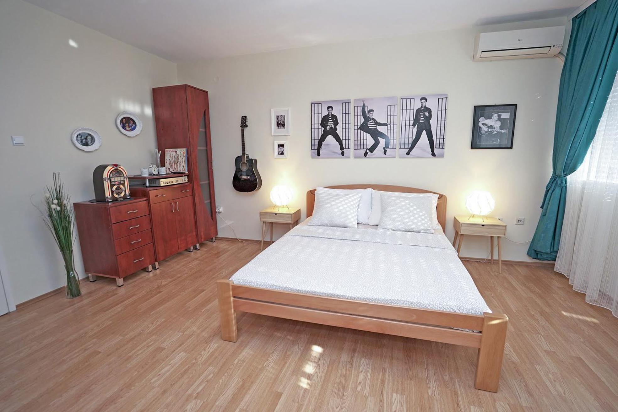 Apartment Elvis view 3
