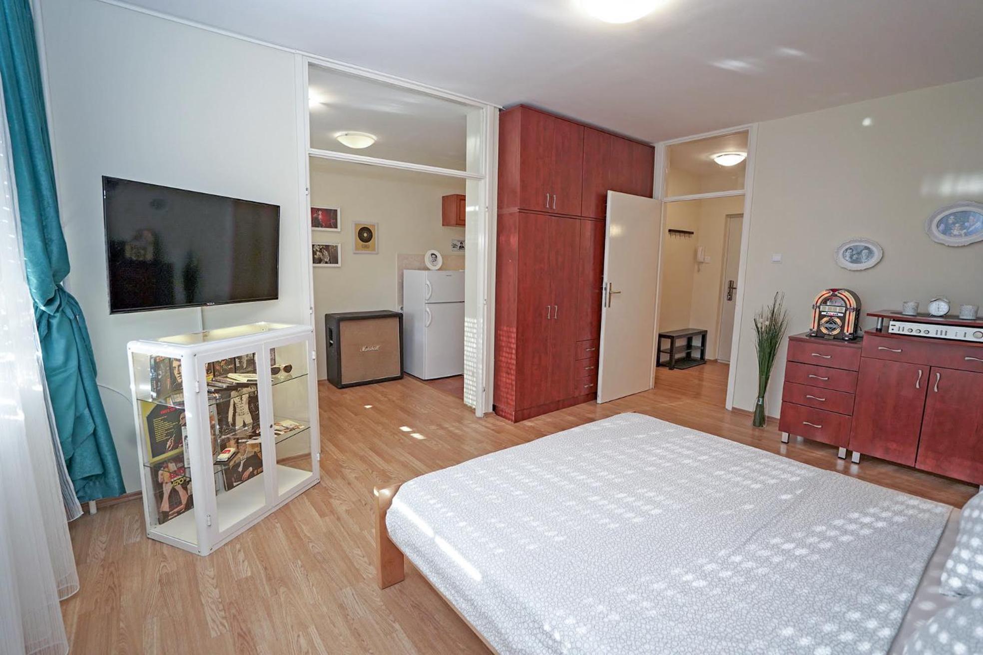 Apartment Elvis view 5