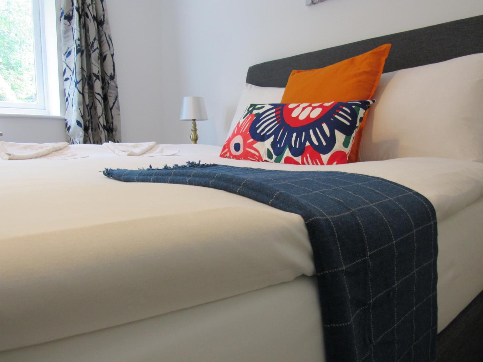 The Cambridge Suites - Tas Accommodations - Image 2