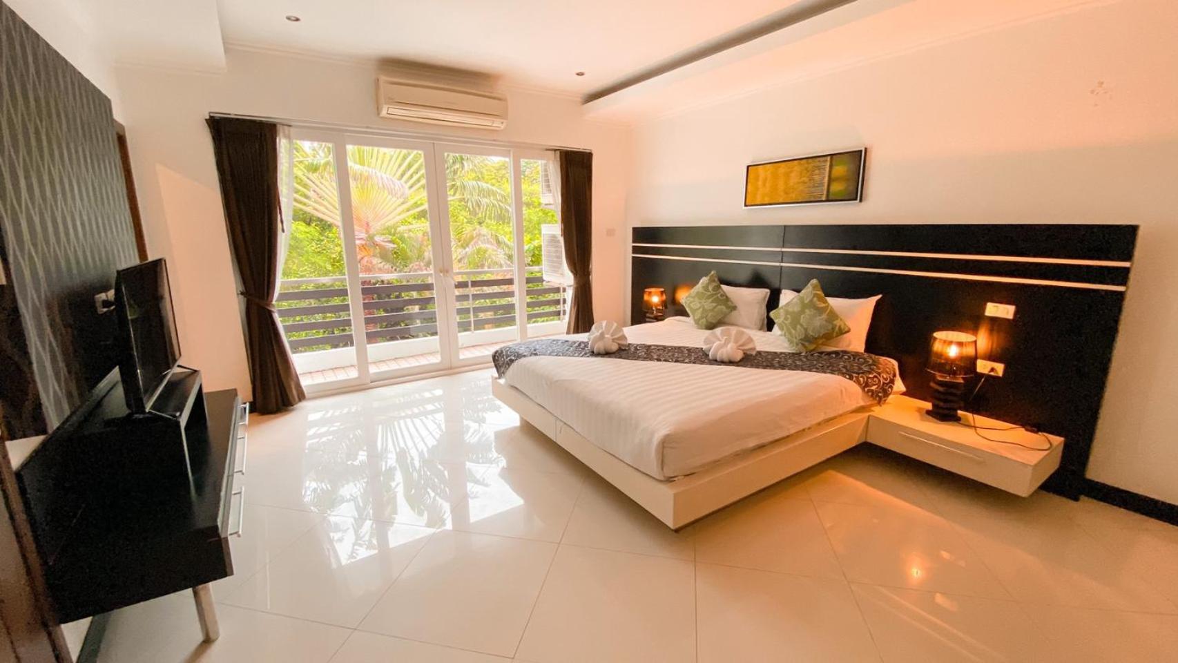 Hidden Palm Pool Villas