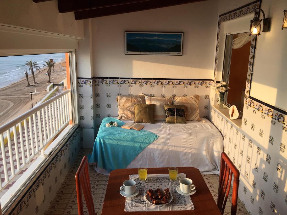 Beachfront and Bright Apartment photo 2