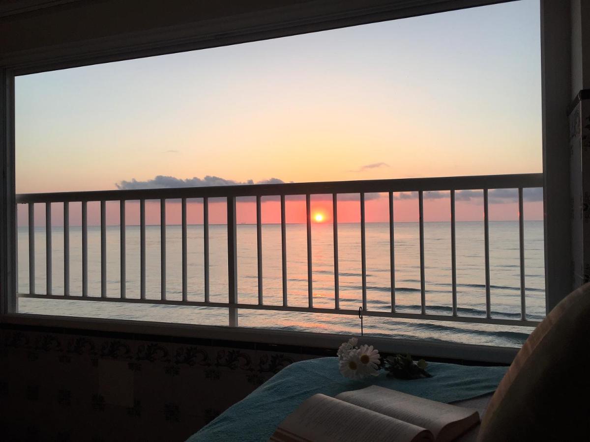 Beachfront and Bright Apartment photo 4