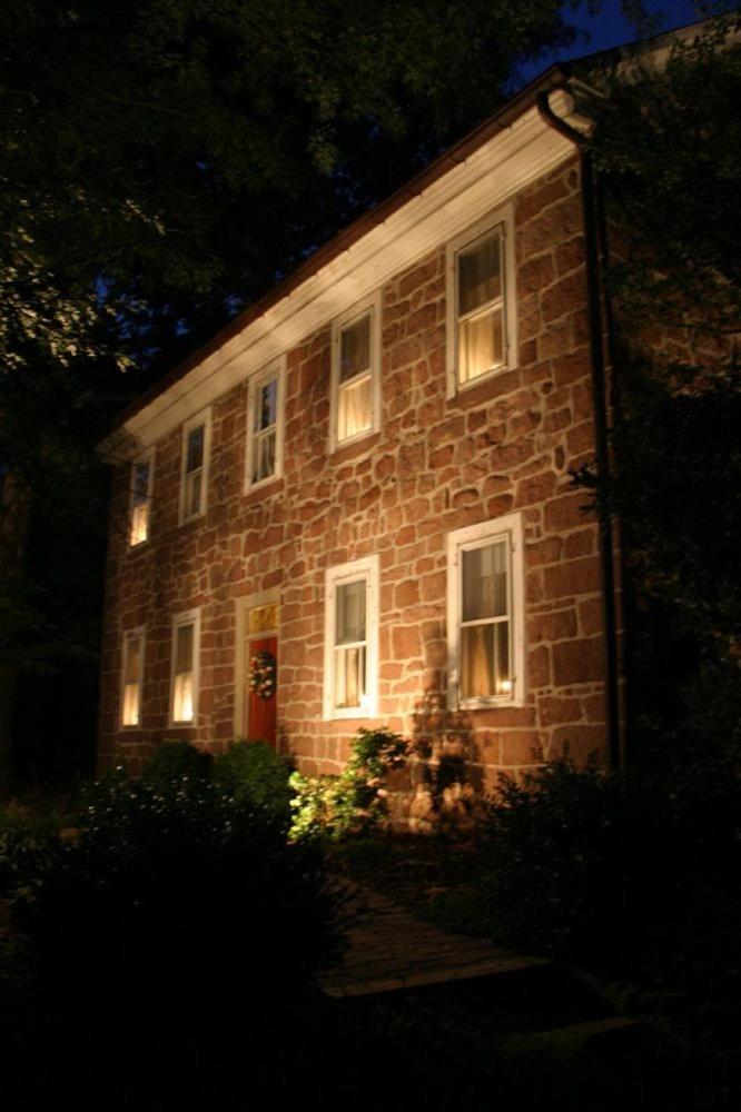 Brownstone Colonial Inn view 4