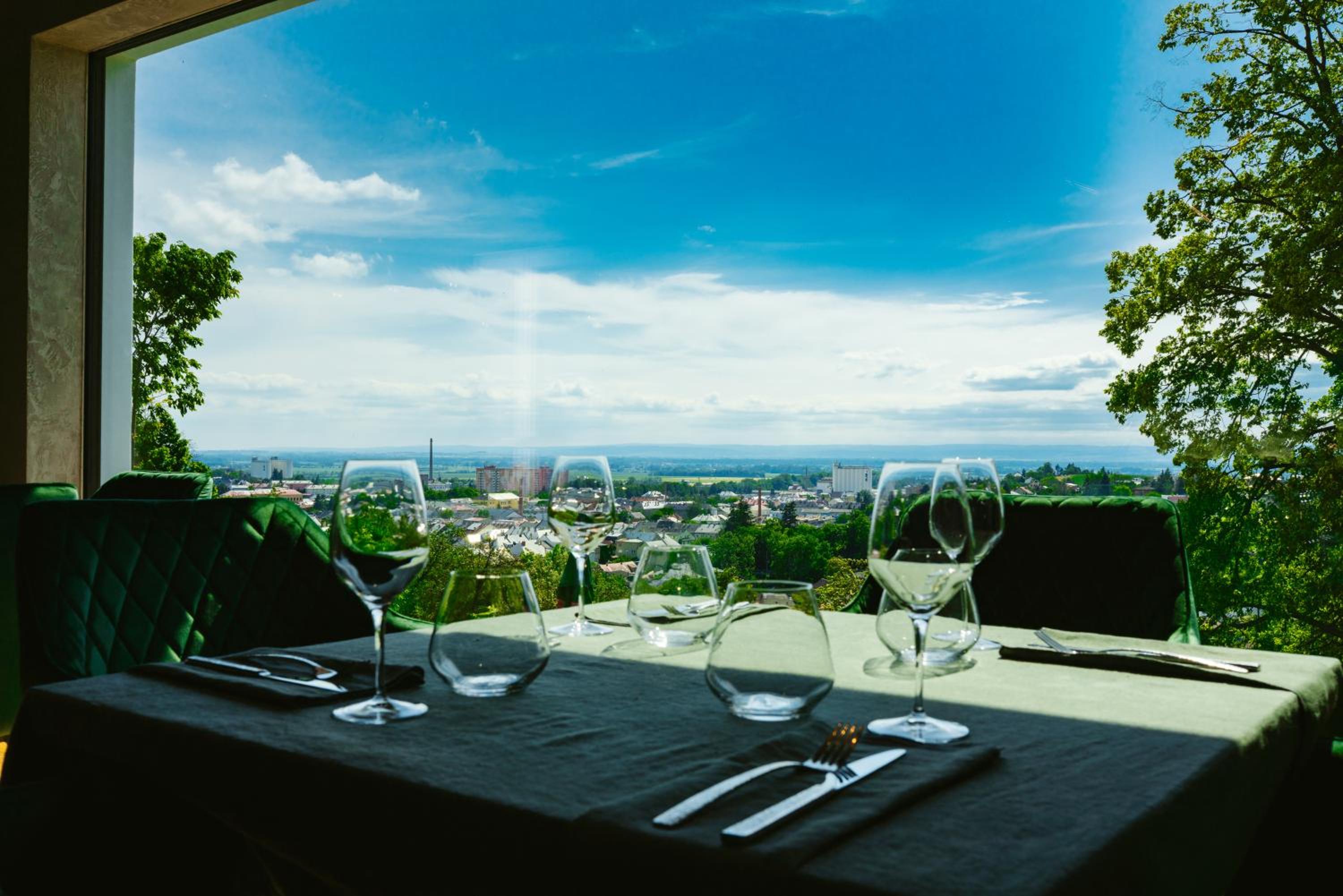 Restaurant & Pension u Hradu