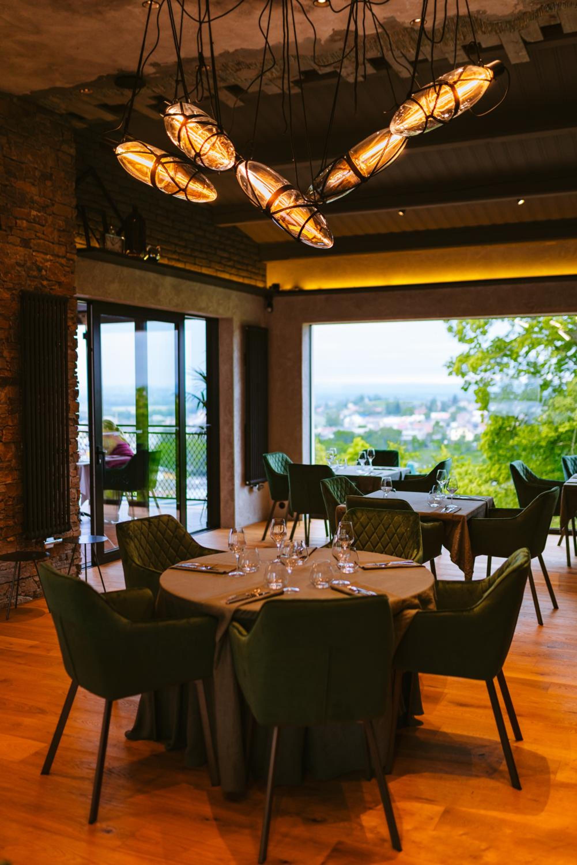 Restaurant & Pension u Hradu