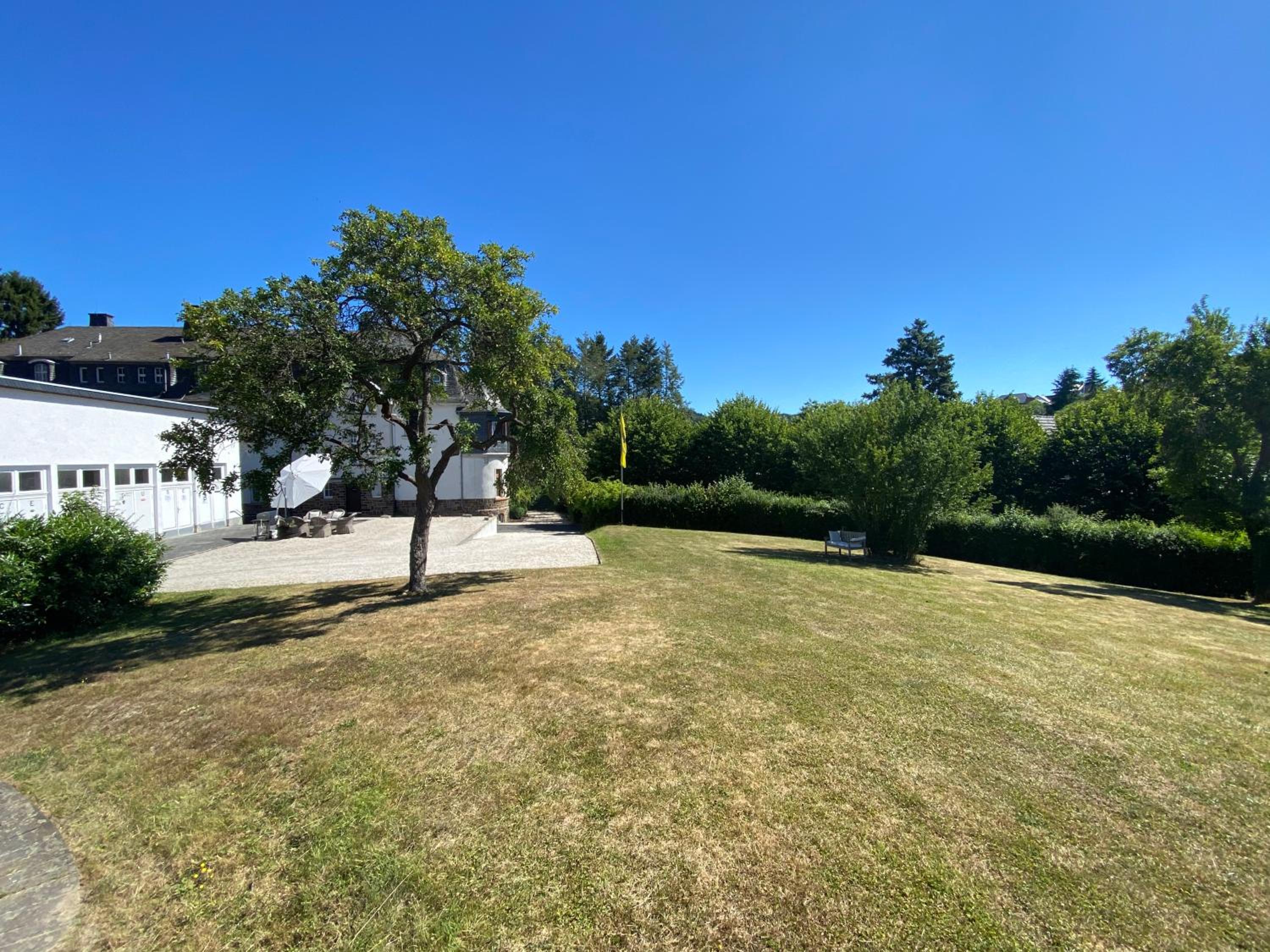 Nurburgring Ferienhaus m. Parkplatz - Klima - Garten und viel Platz - Property Image 3