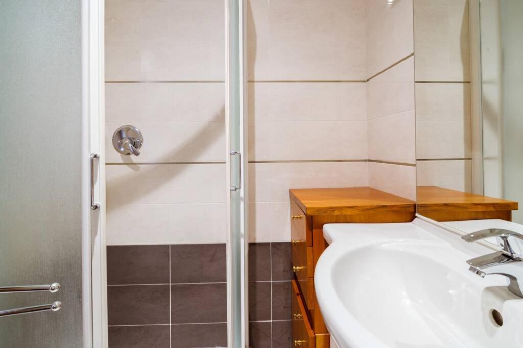 Galileo Home - 2 Bedrooms, WiFi, Air-Con, Parking view 4