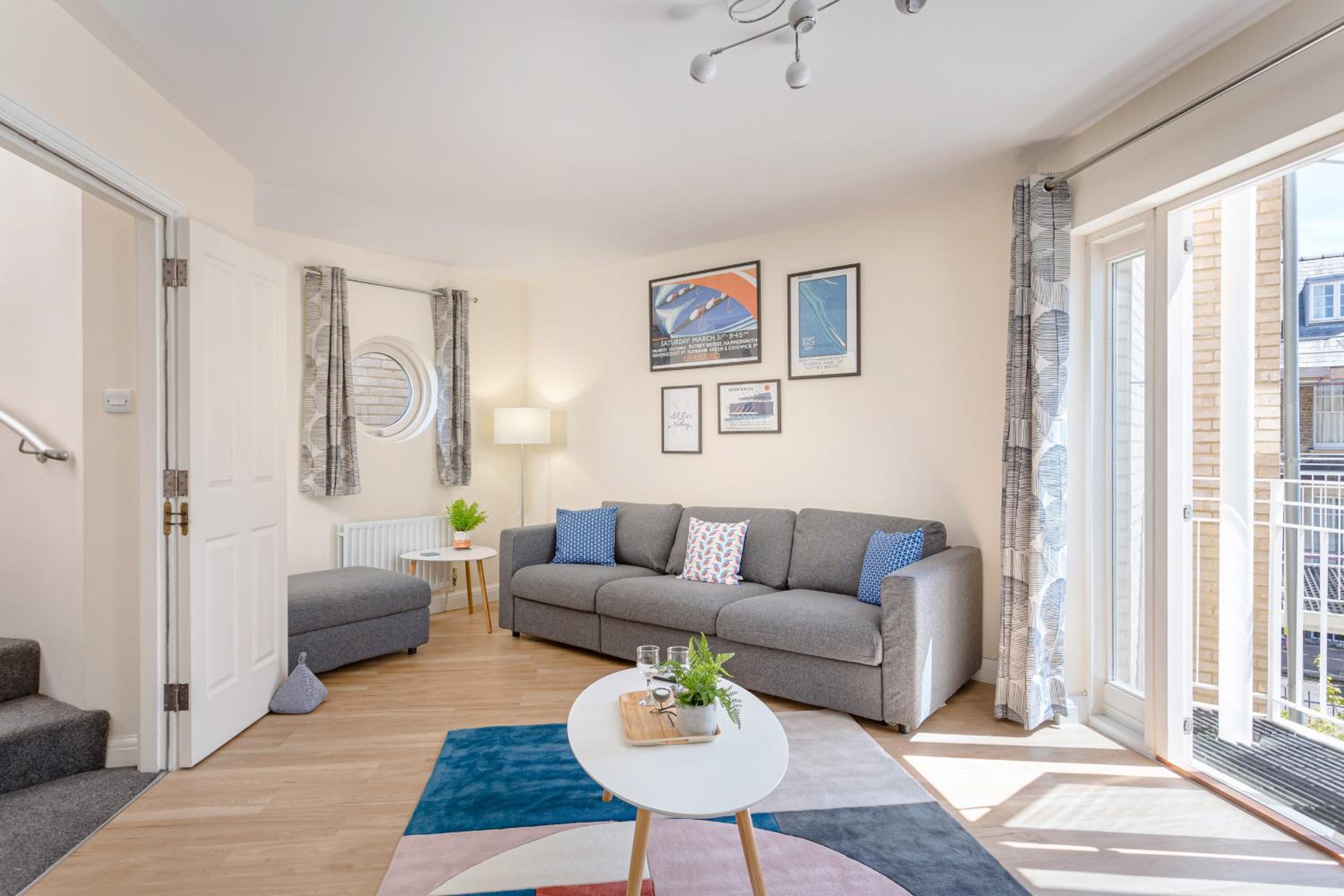 2 Bedroom City Centre Townhouse - with Parking view 3