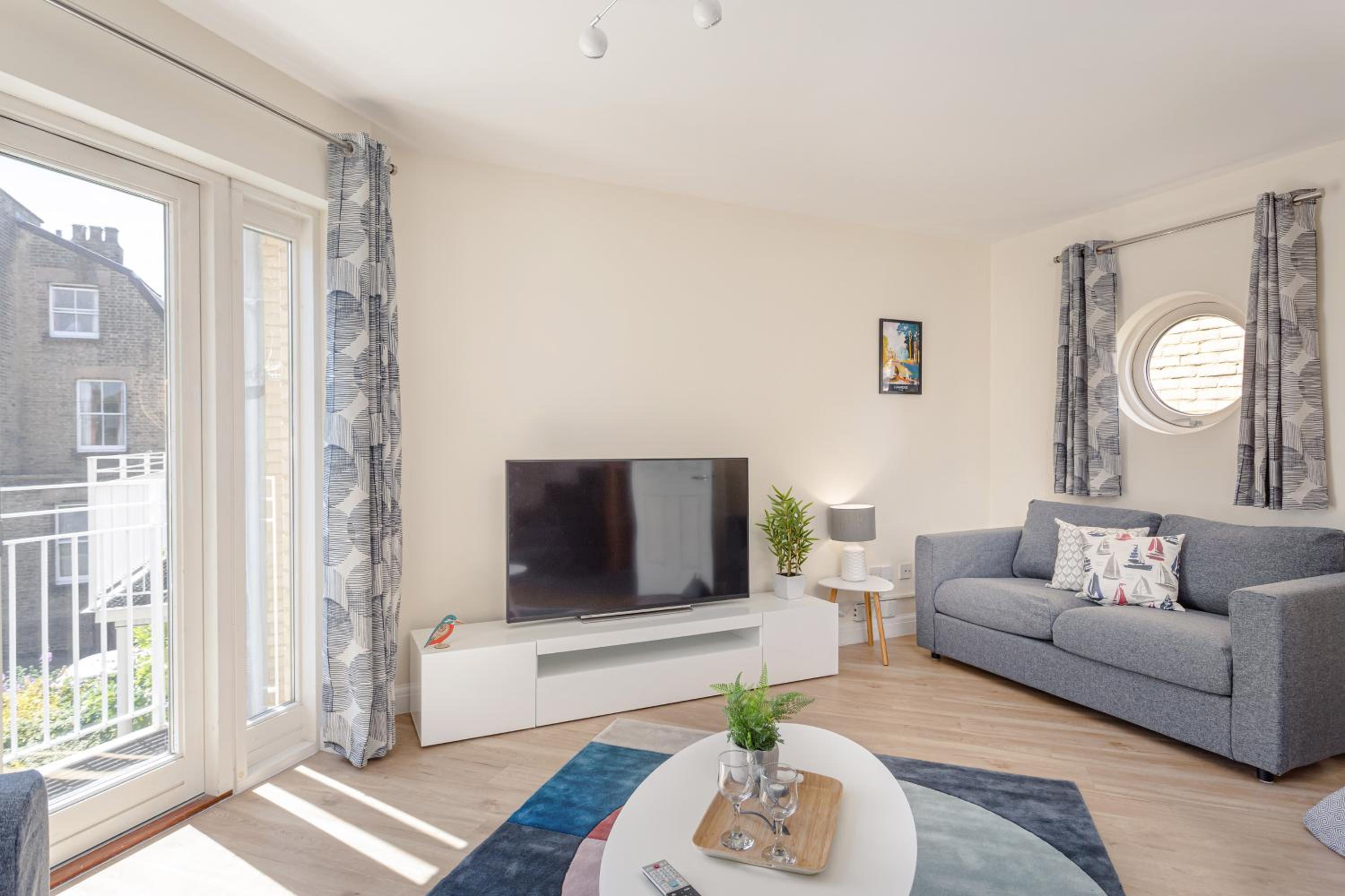 2 Bedroom City Centre Townhouse - with Parking view 4