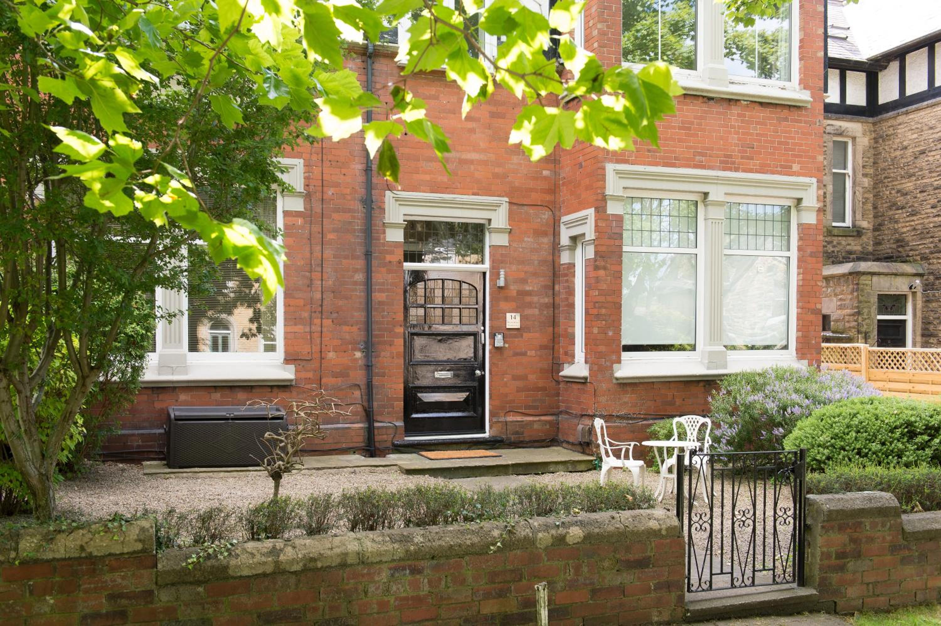 Hotel Albany House by Harrogate Serviced Apartments - Image 1