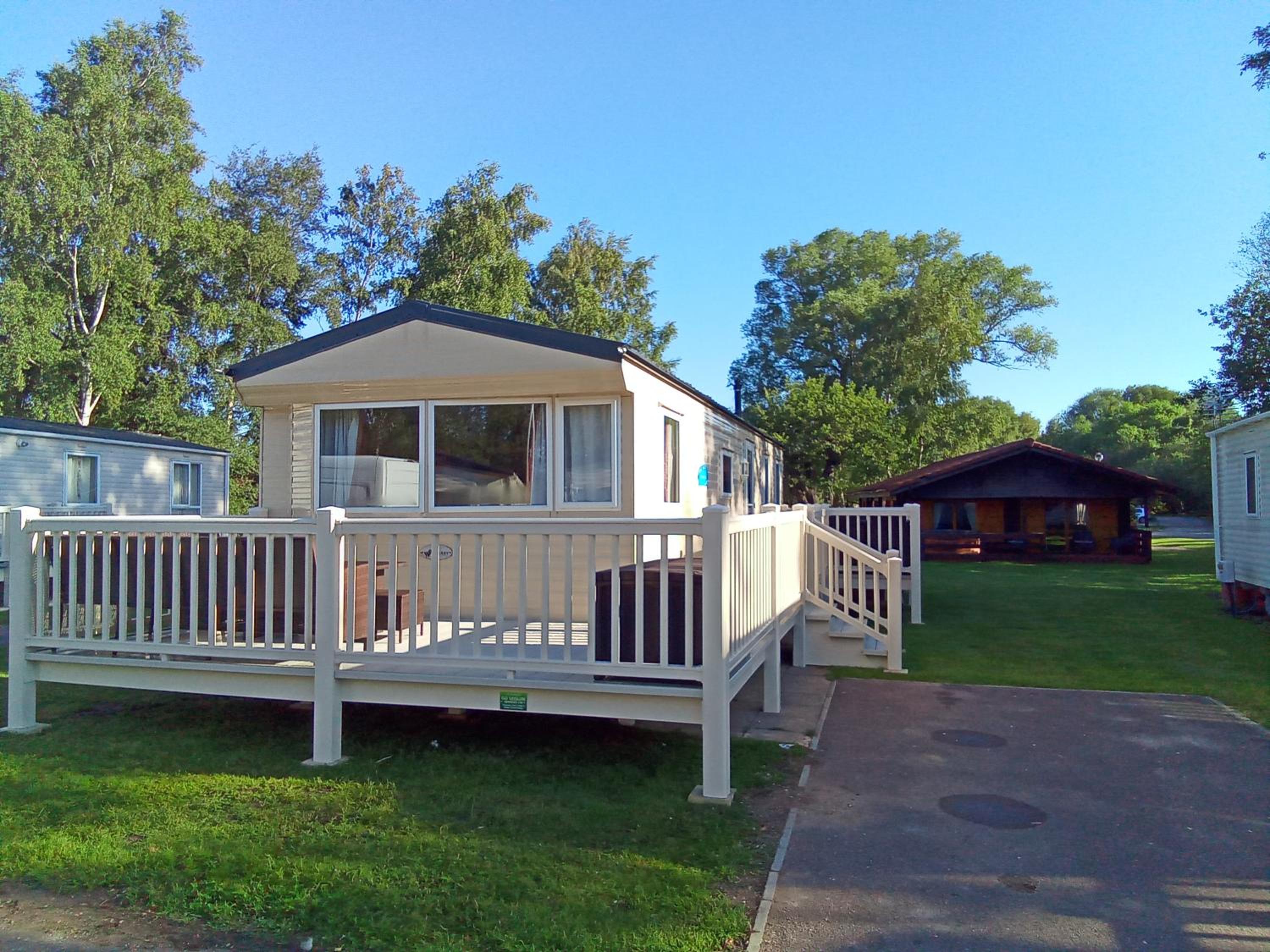 Beautiful 3 bedroom caravan with hot tub - Tattershall Lakes view 3