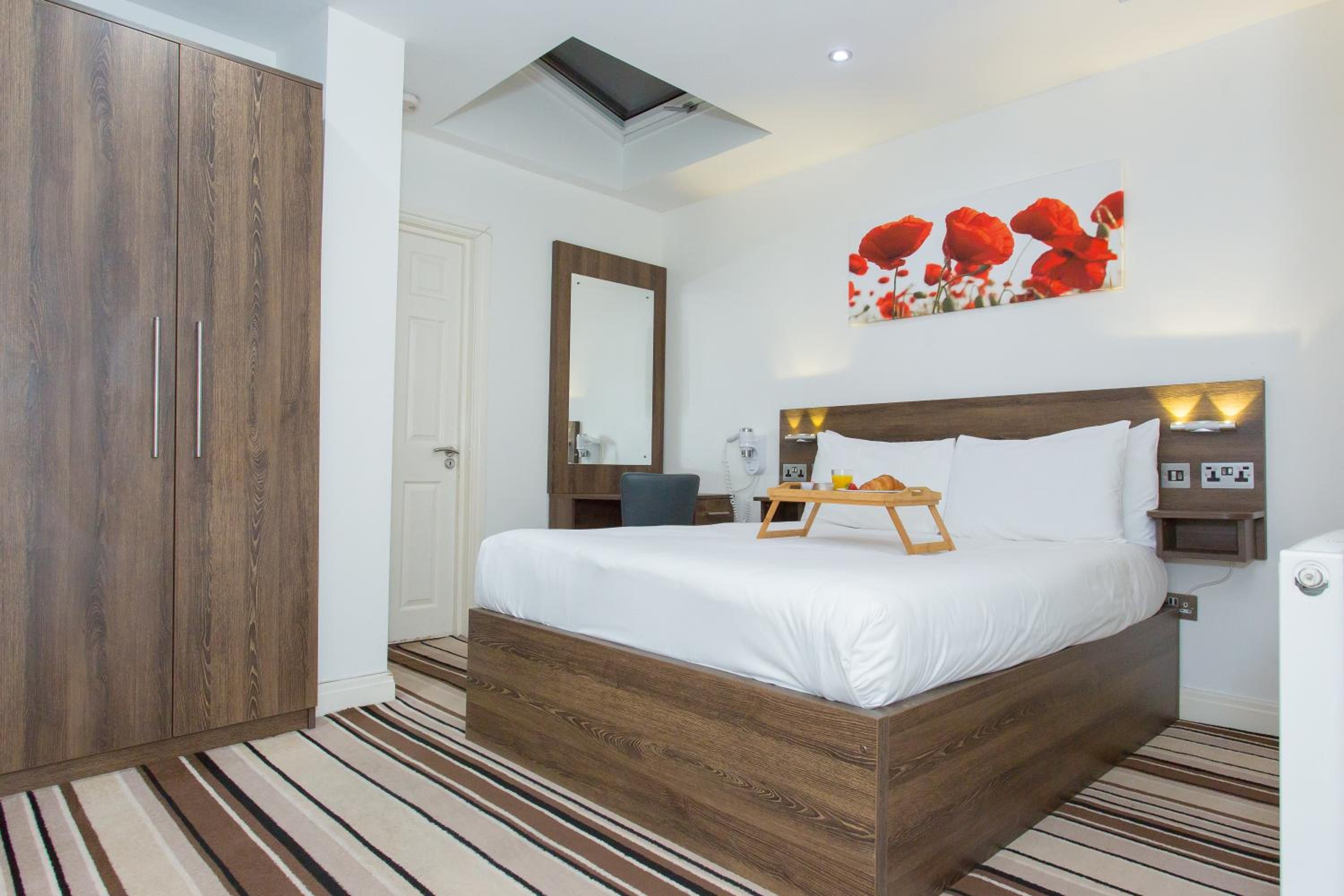 Langley Guest House Nr Pinewood Studios view 3