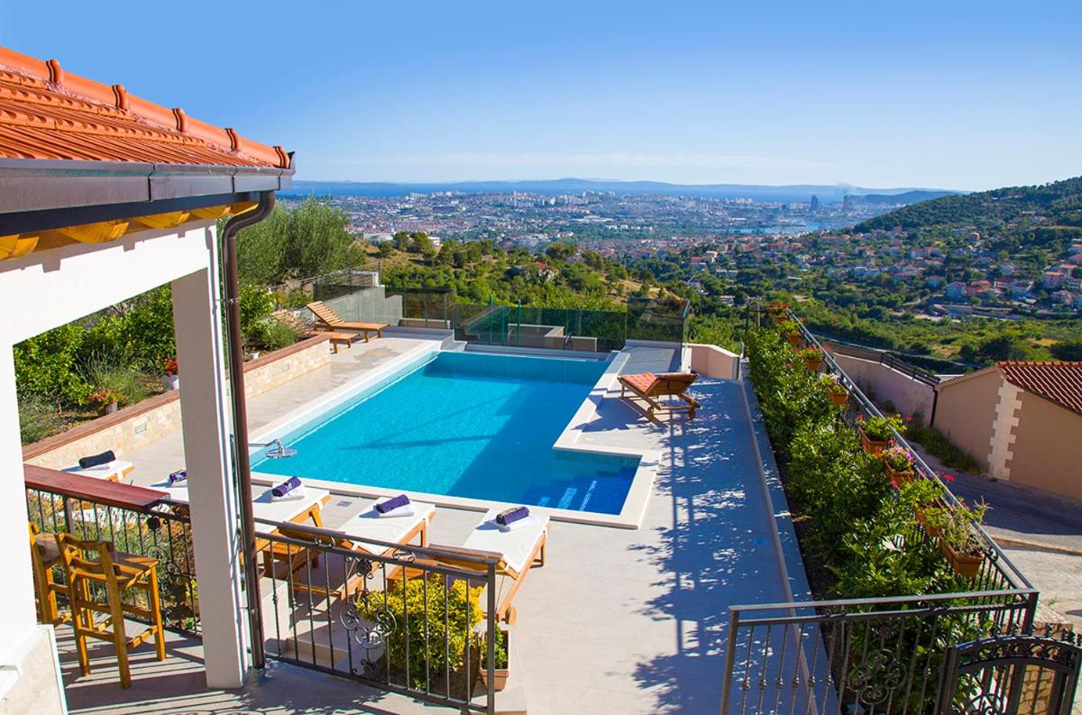 Hotel GREAT OFFER "VILLA BELLA VISTA-" heated pool, bbq, panoramic view near Split - Image 1