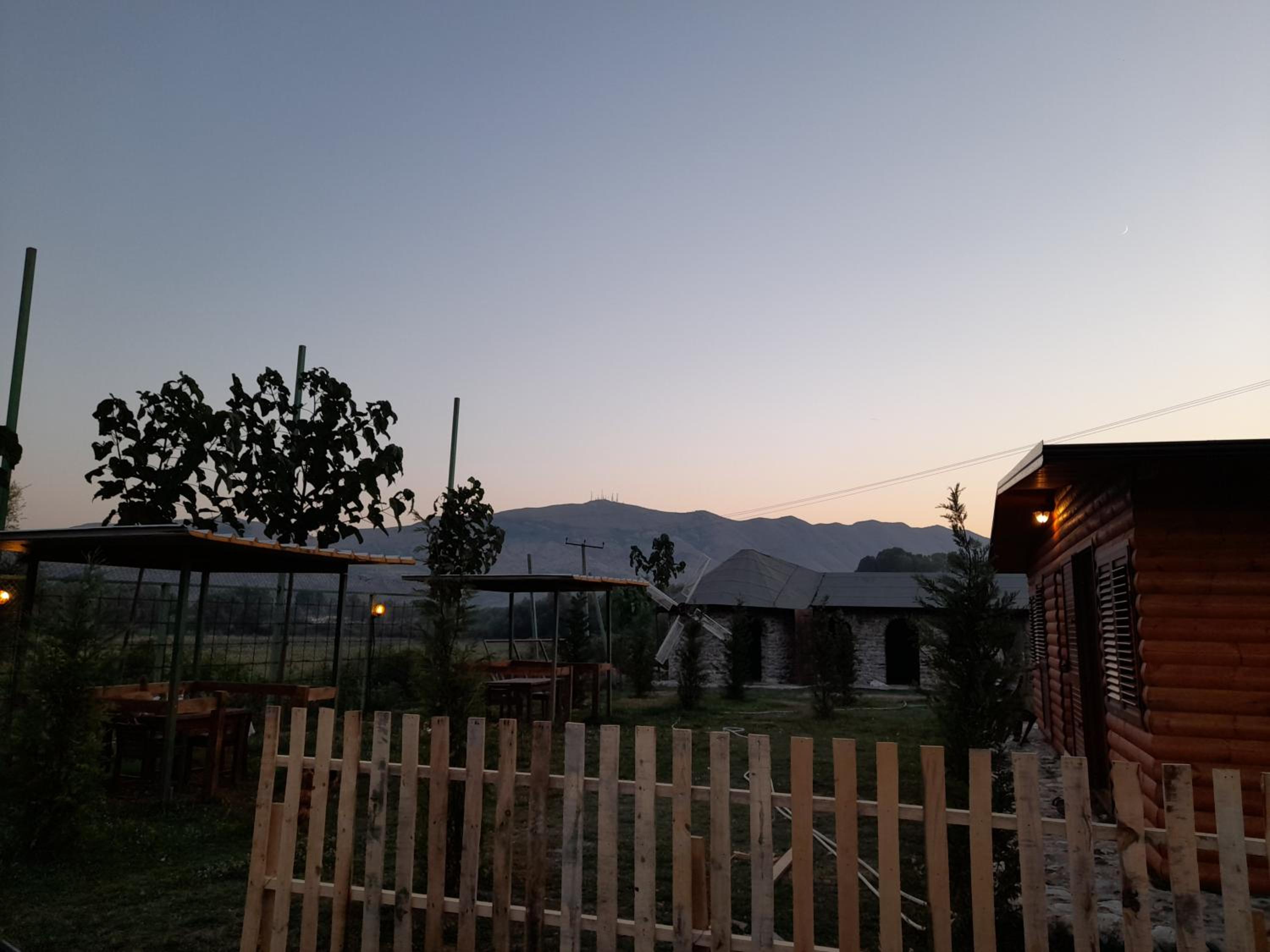 Windmill Shkodra Gesthouse Camping & Grill