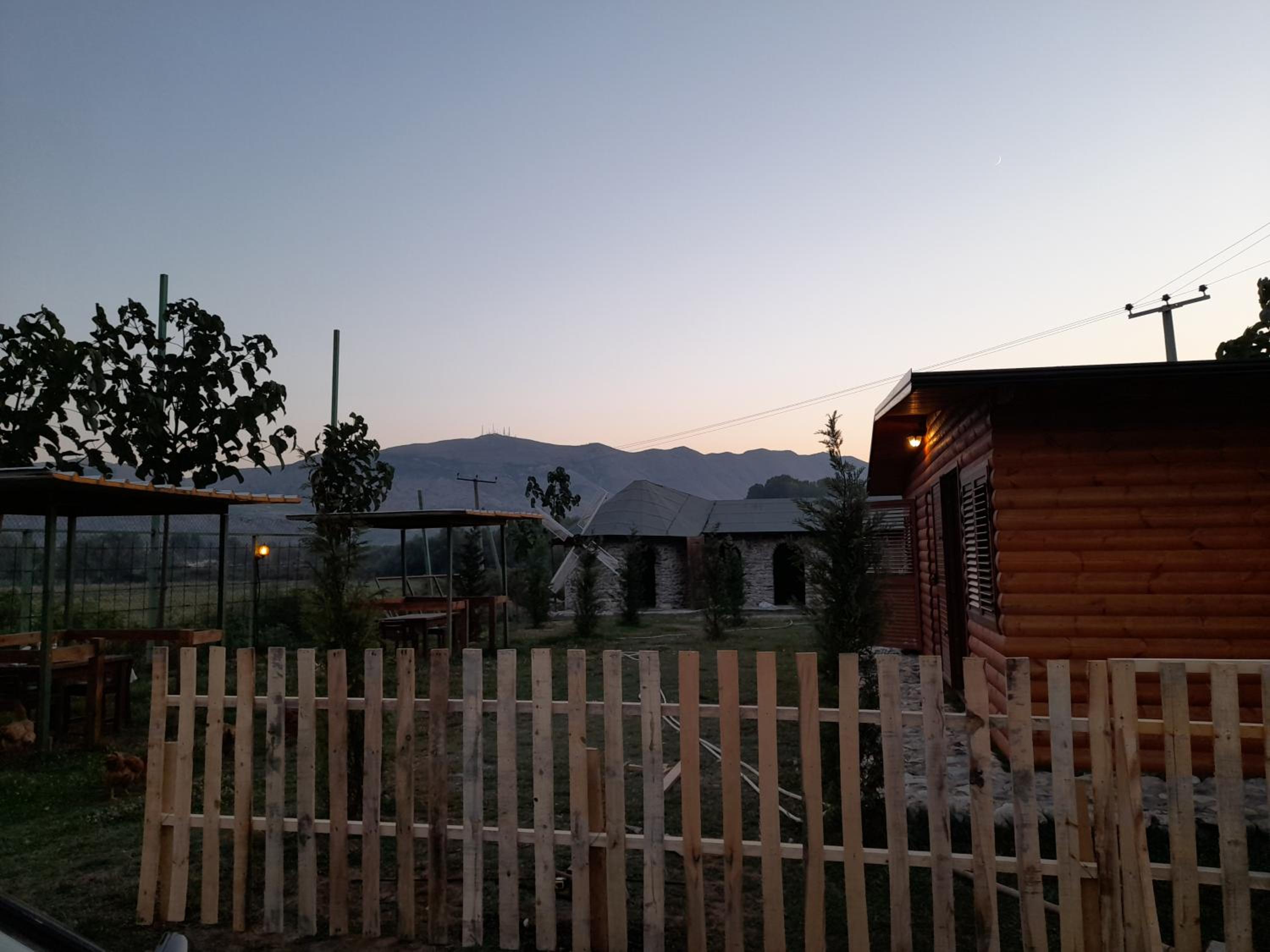 Windmill Shkodra Gesthouse Camping & Grill