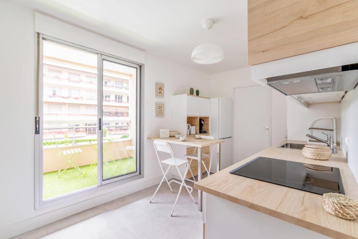 Beautiful 1-bedroom w balcony and garden near Lyons city center Welkeys view 3