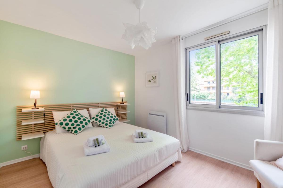 Beautiful 1-bedroom w balcony and garden near Lyons city center Welkeys view 4