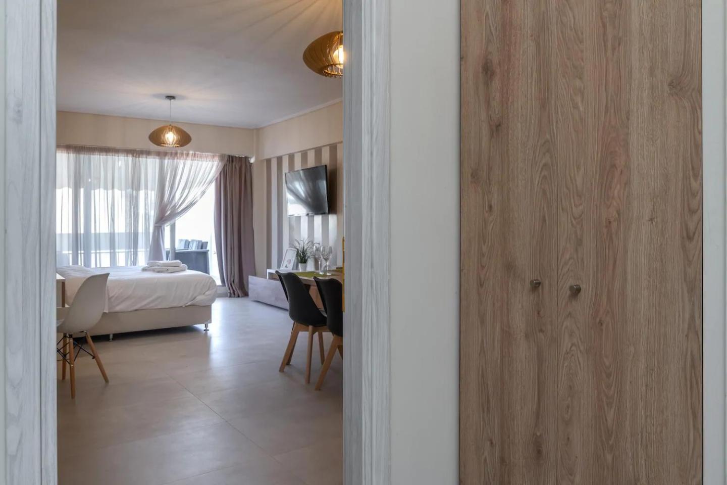 Amazing Apartments @ Aiolou Str.