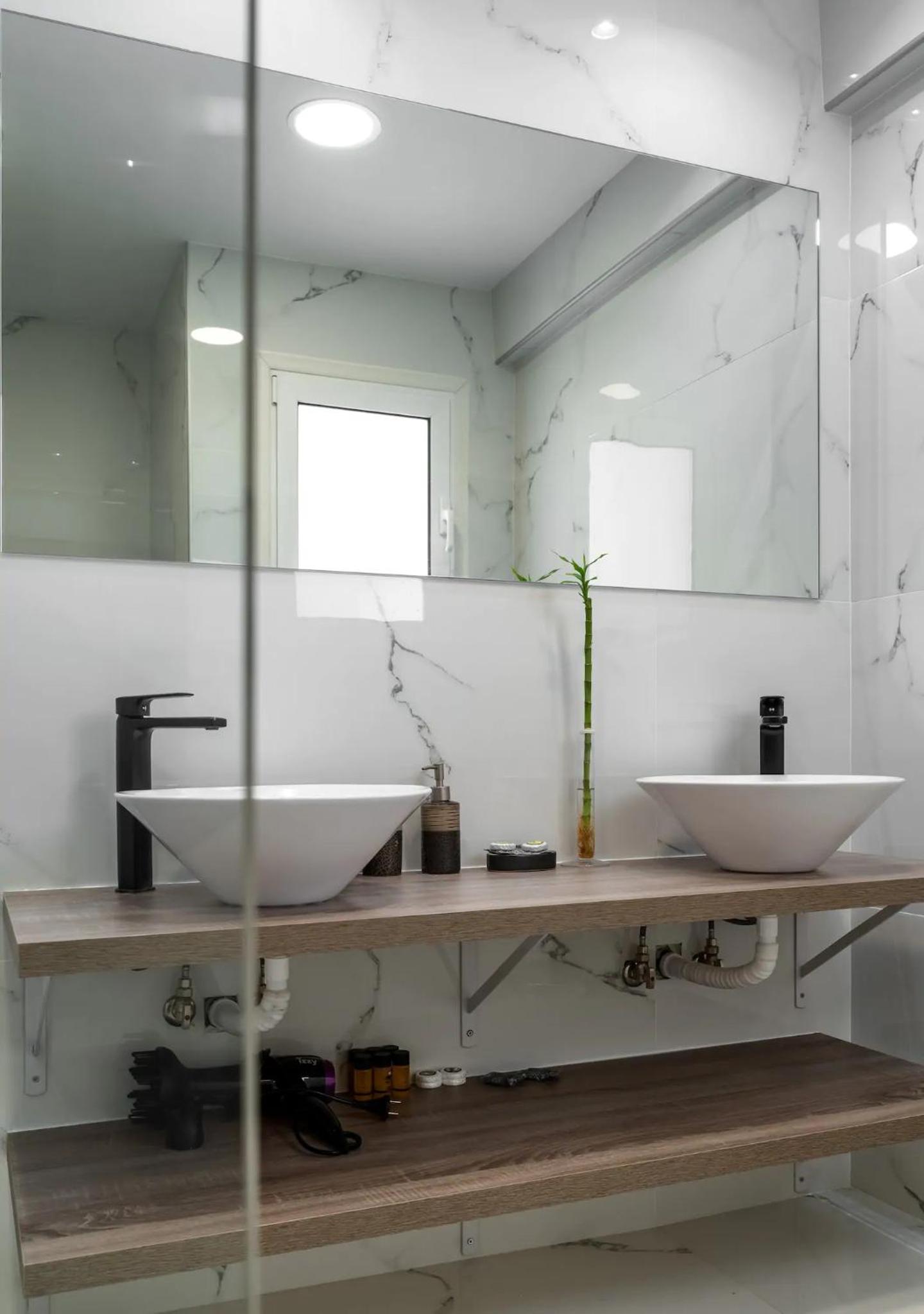 Amazing Apartments @ Aiolou Str.