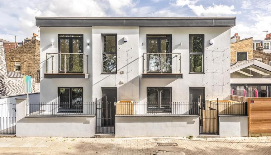 2 Bed 2 Bath Balcony View Wimbledon Tennis