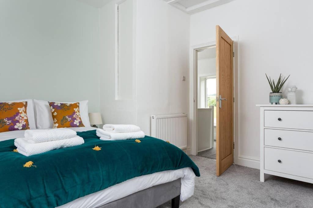 LOOK at the Views - Huddersfield Haven Sleeps 6 view 4