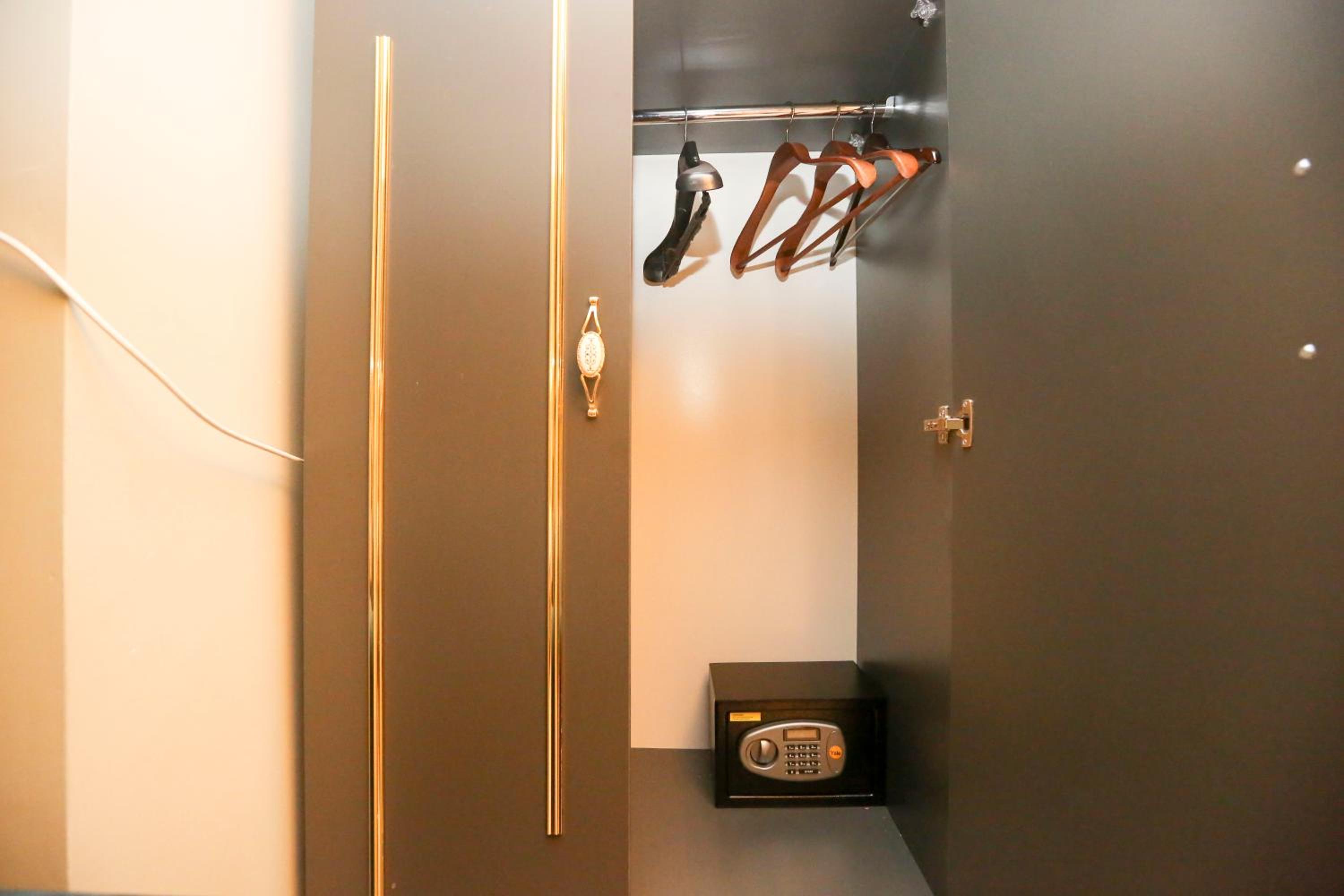 Grand Moon Hotel Suites - Image 35