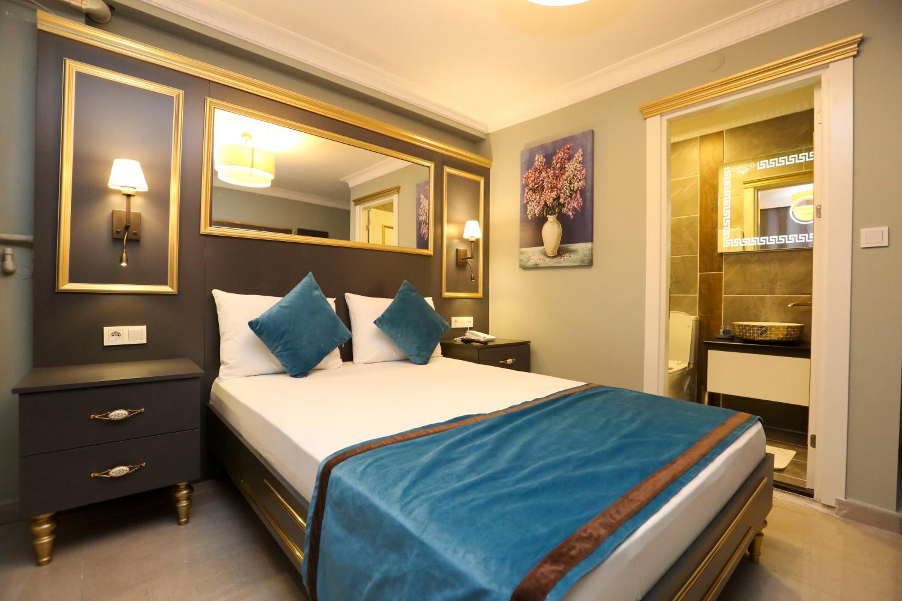 Grand Moon Hotel Suites - Image 31