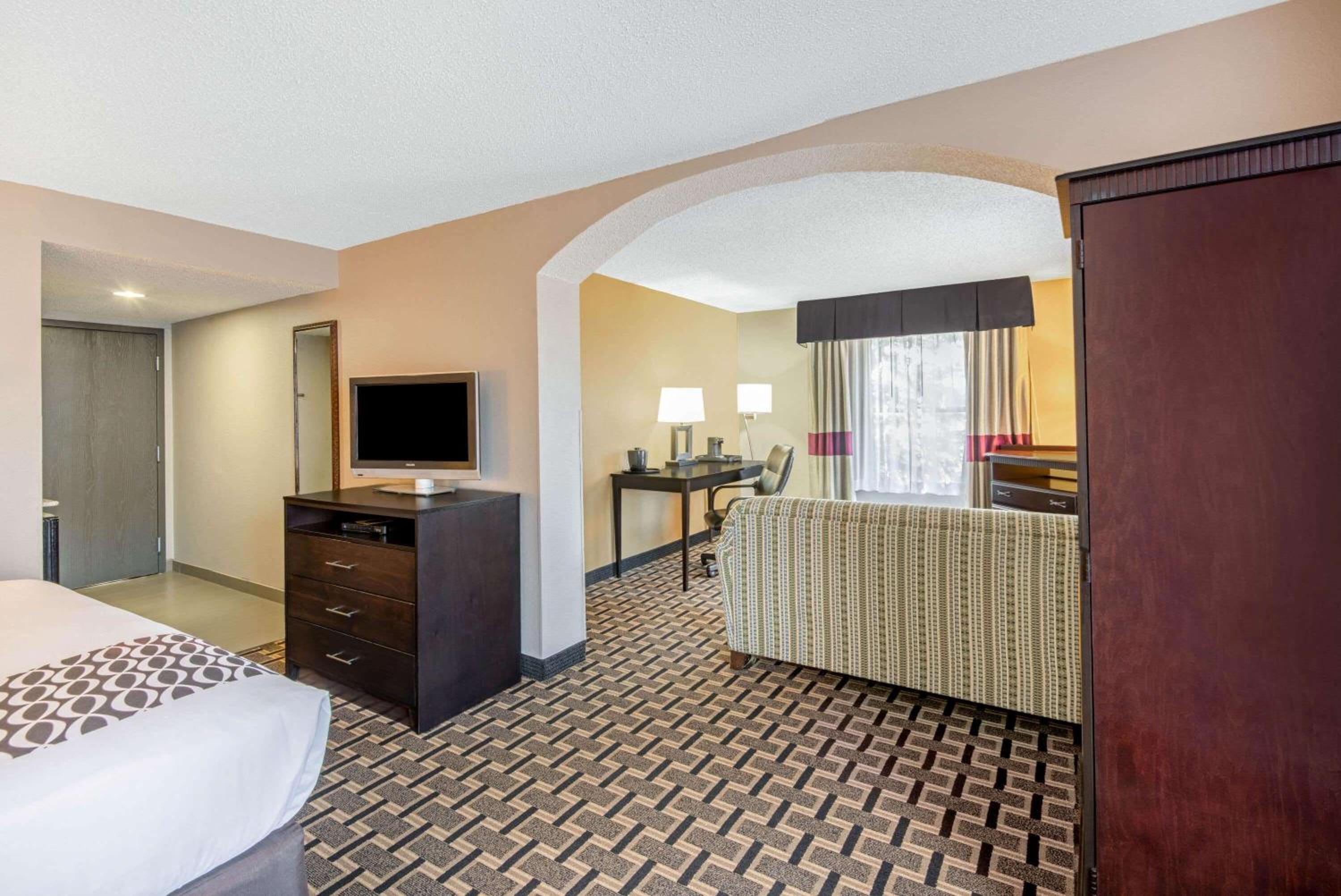 Denison Vacations - La Quinta by Wyndham Denison - North Lake Texoma - Property Image 12