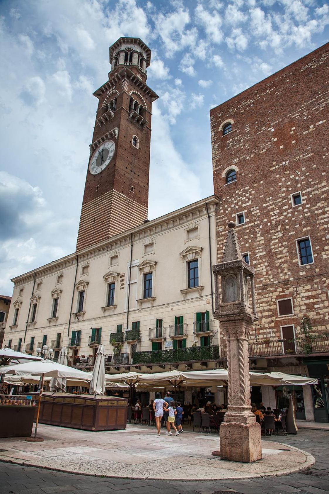 Aurelia Luxury - Piazza delle Erbe view 3