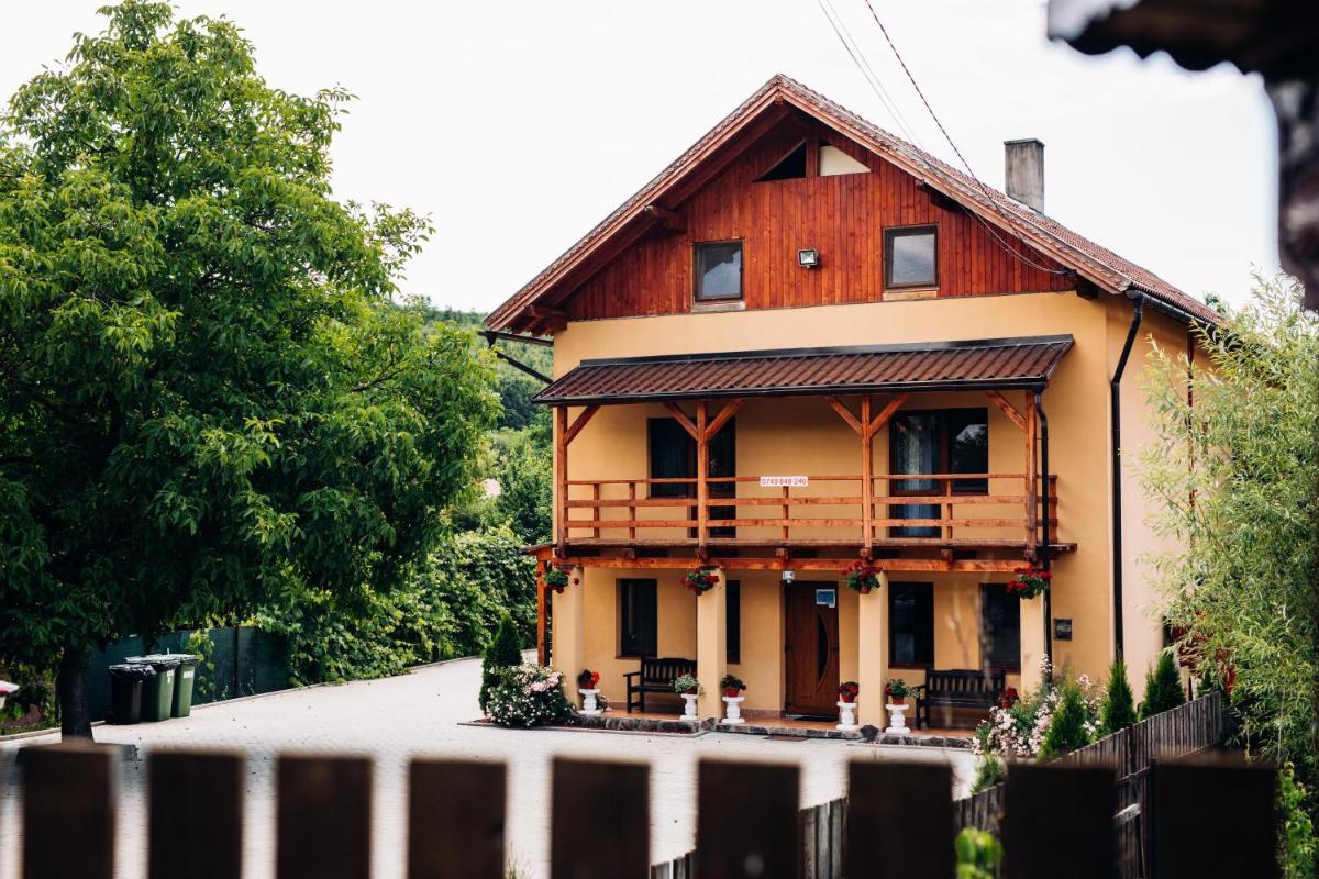 Hotel Iris 2 - Image 1