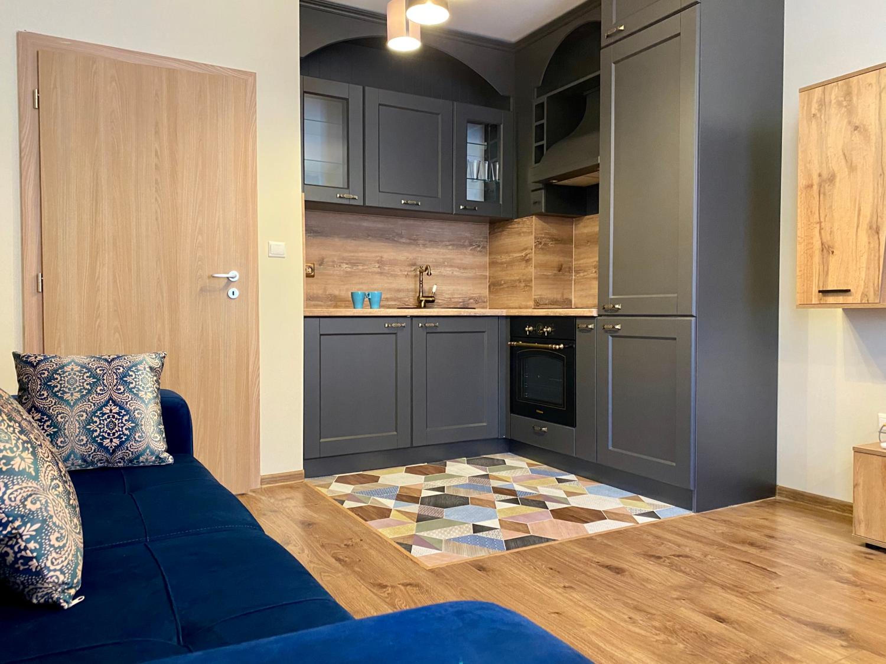 Boutique Magenta Gold Apartment view 3