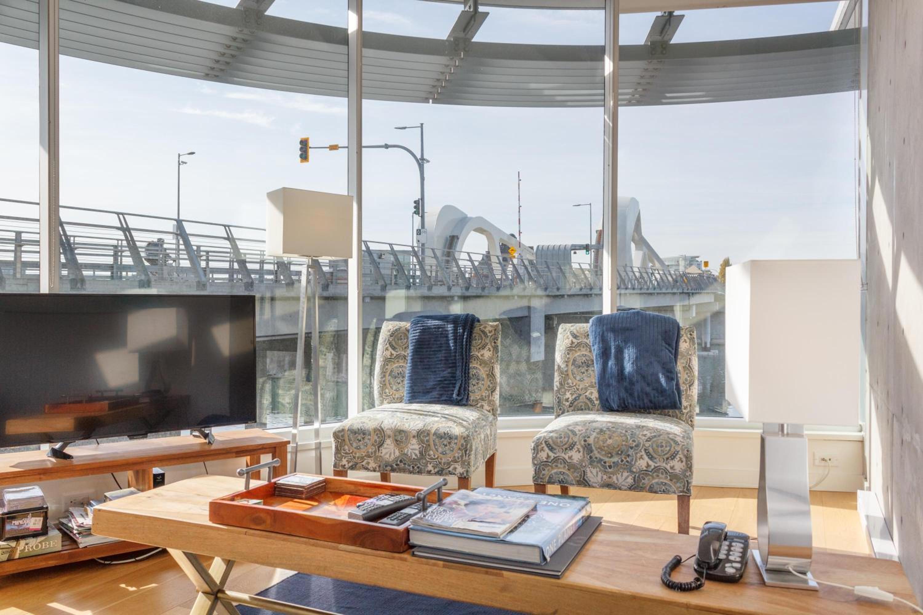 Sleek 2Br W Spectacular Johnson Bridge Views