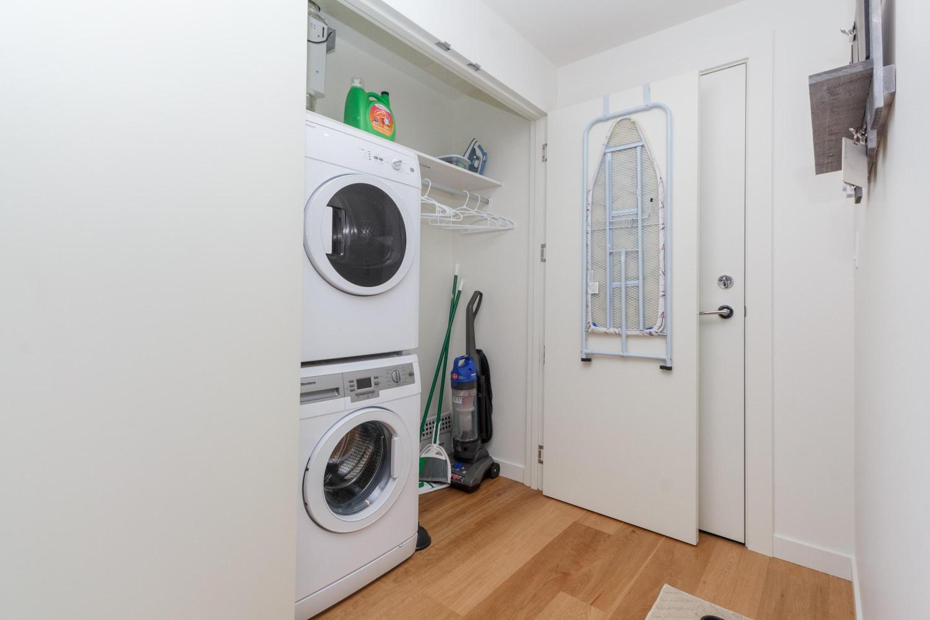 Sleek 2Br W Spectacular Johnson Bridge Views