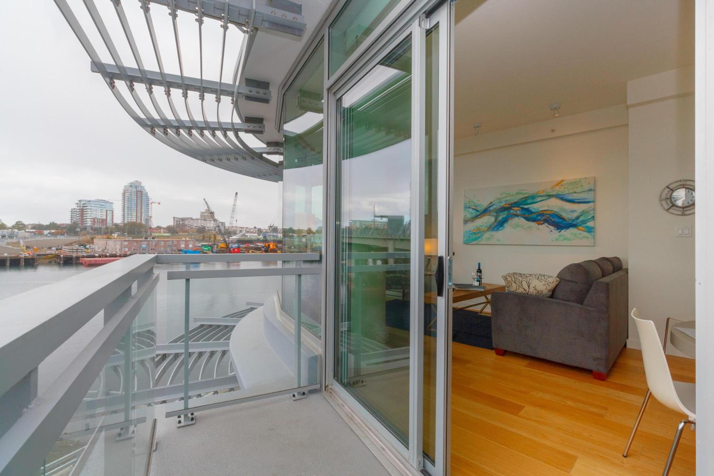 Sleek 2Br W Spectacular Johnson Bridge Views