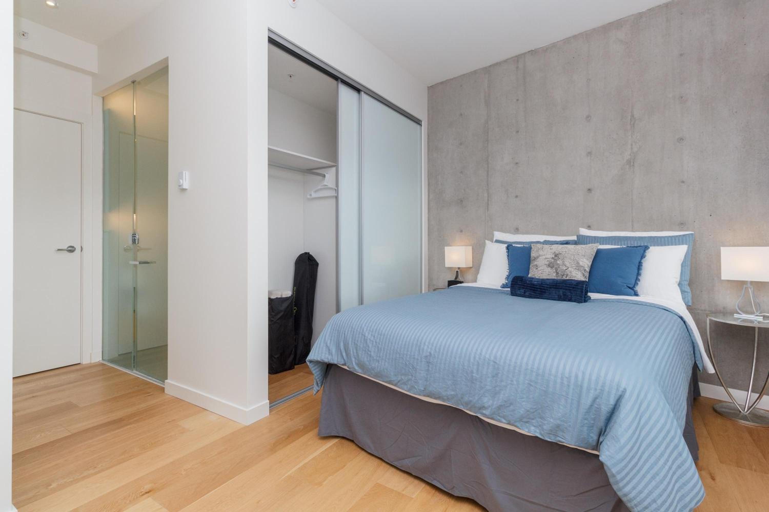 Sleek 2Br W Spectacular Johnson Bridge Views
