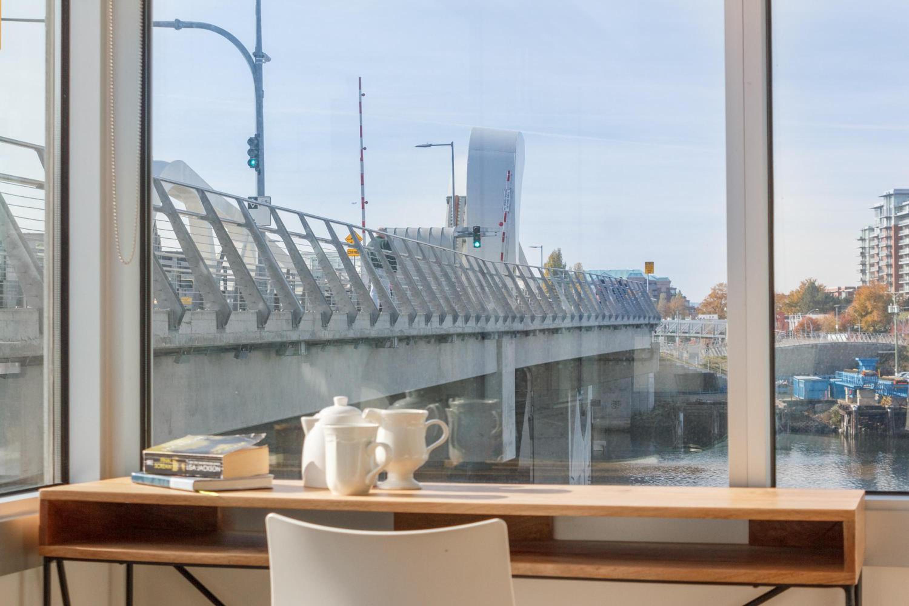 Sleek 2Br W Spectacular Johnson Bridge Views