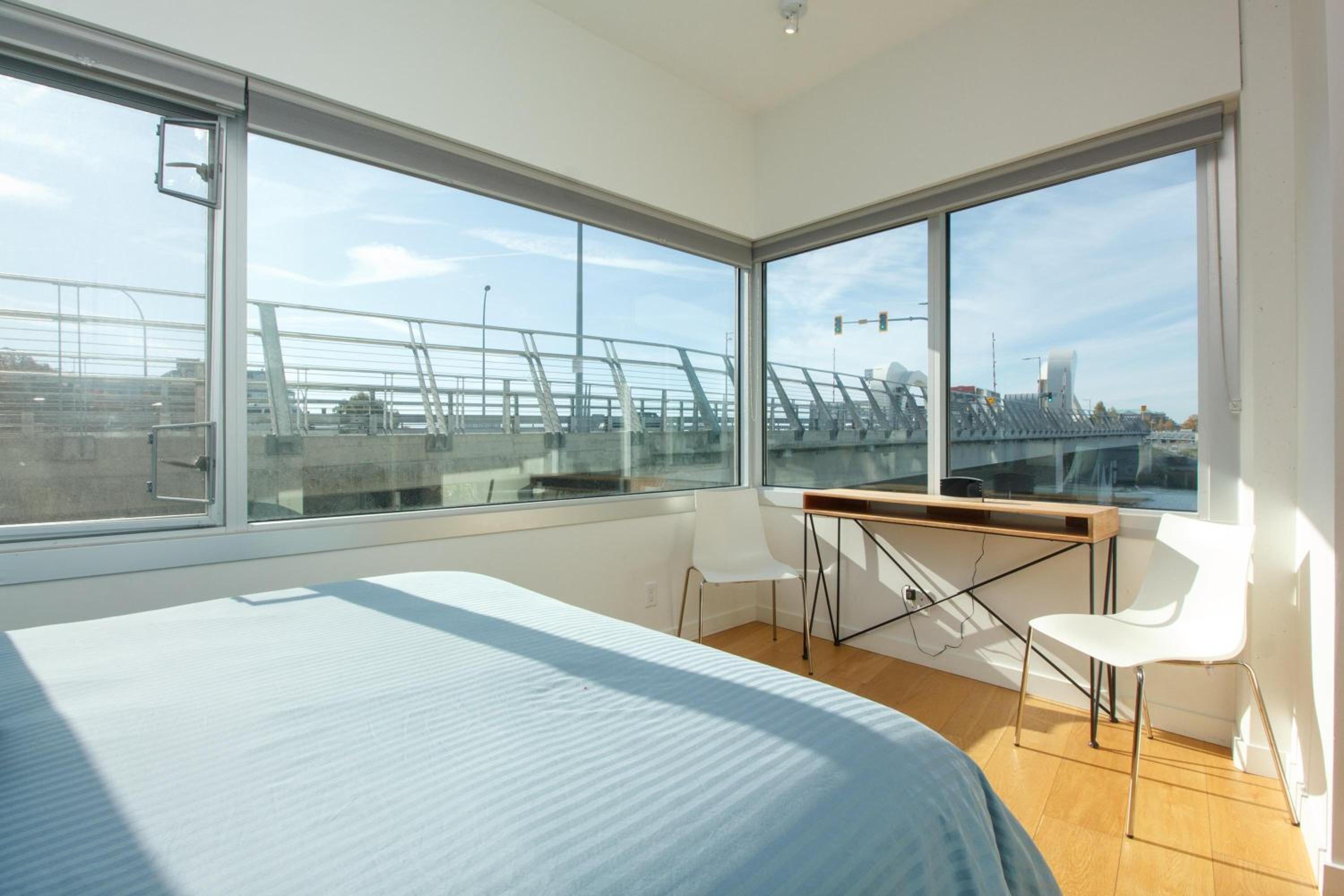 Sleek 2Br W Spectacular Johnson Bridge Views