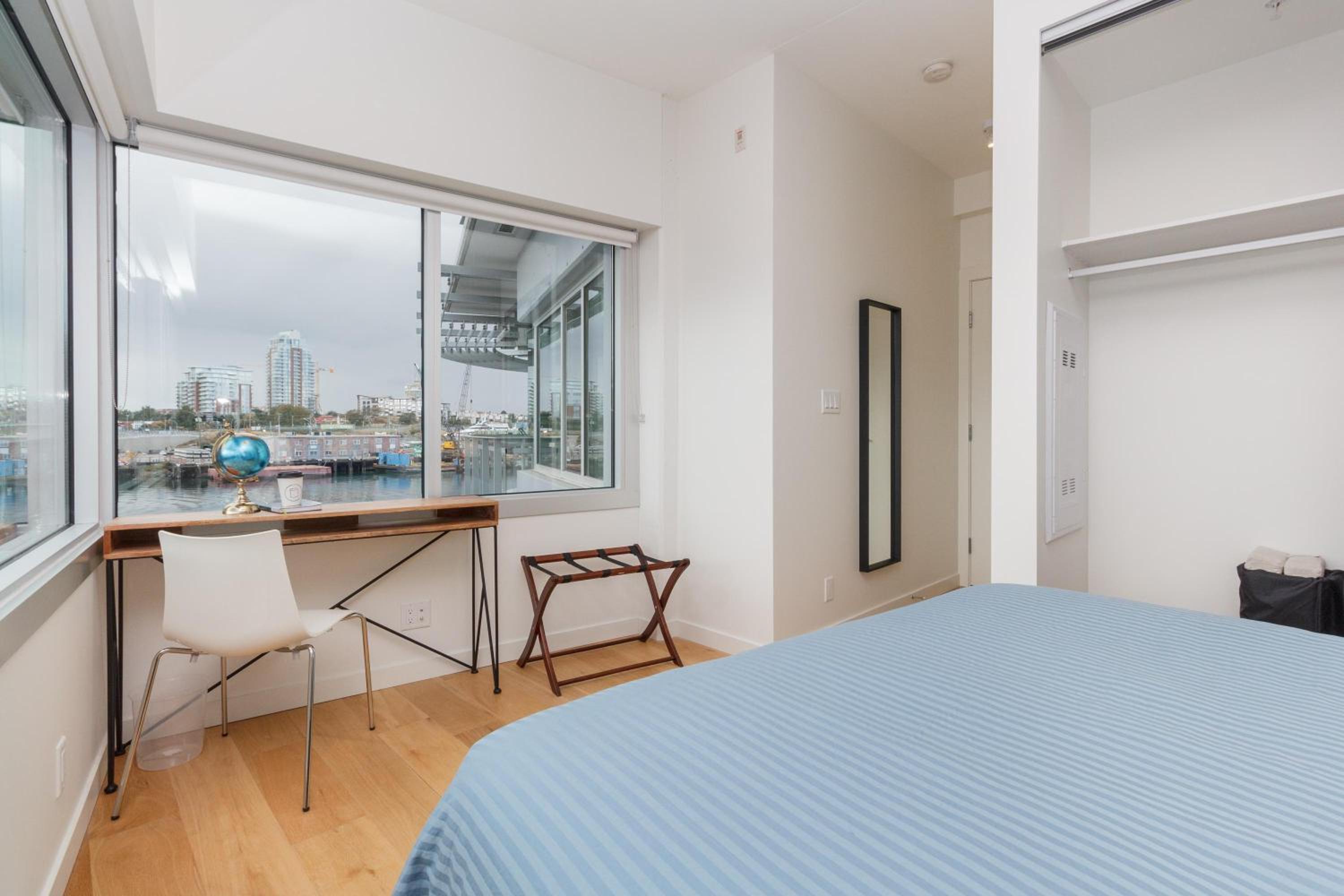 Sleek 2Br W Spectacular Johnson Bridge Views