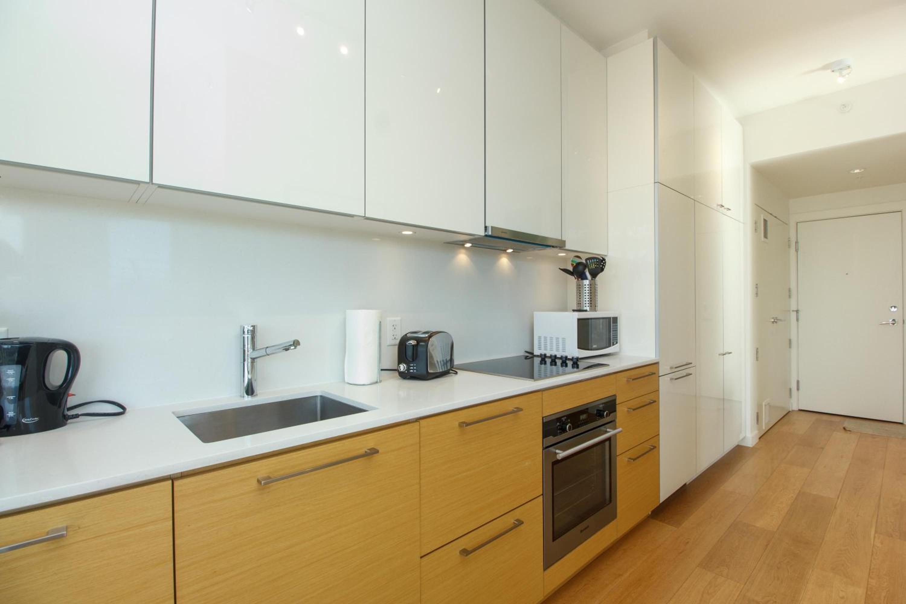 Sleek 2Br W Spectacular Johnson Bridge Views