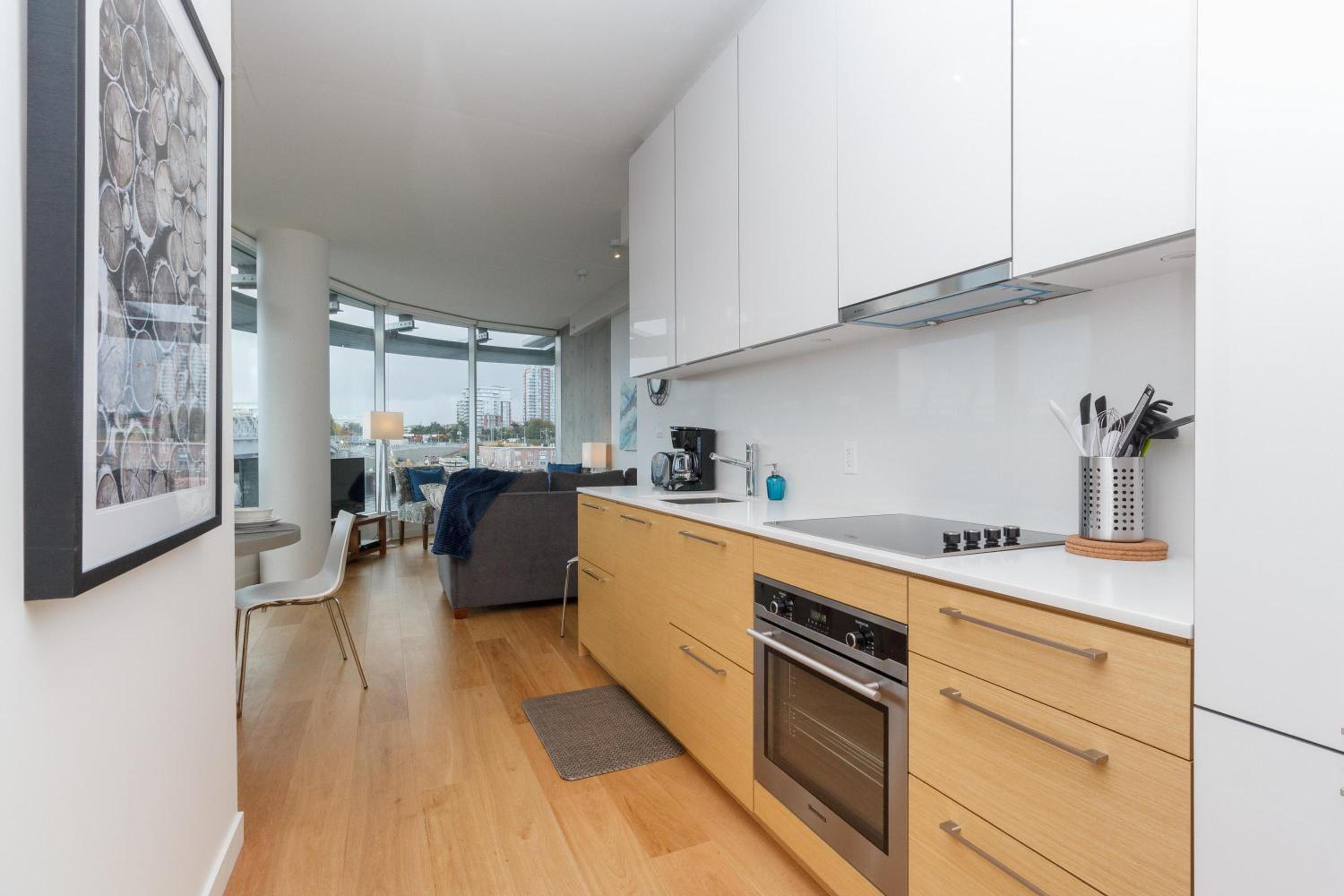 Sleek 2Br W Spectacular Johnson Bridge Views