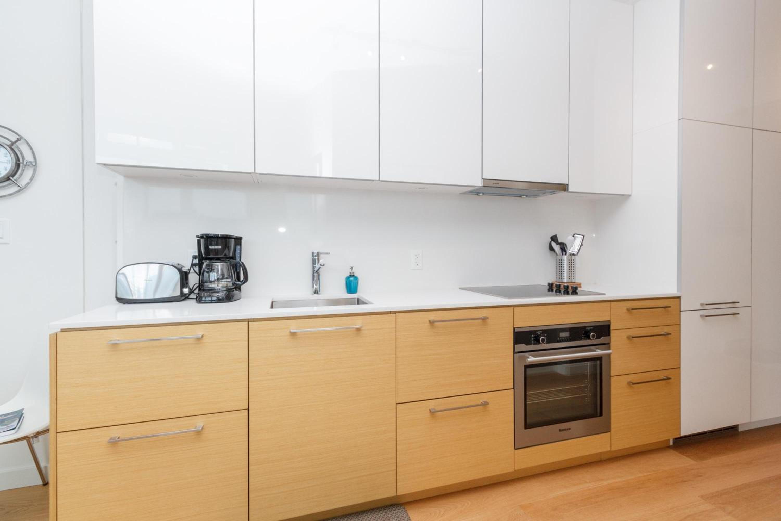 Sleek 2Br W Spectacular Johnson Bridge Views