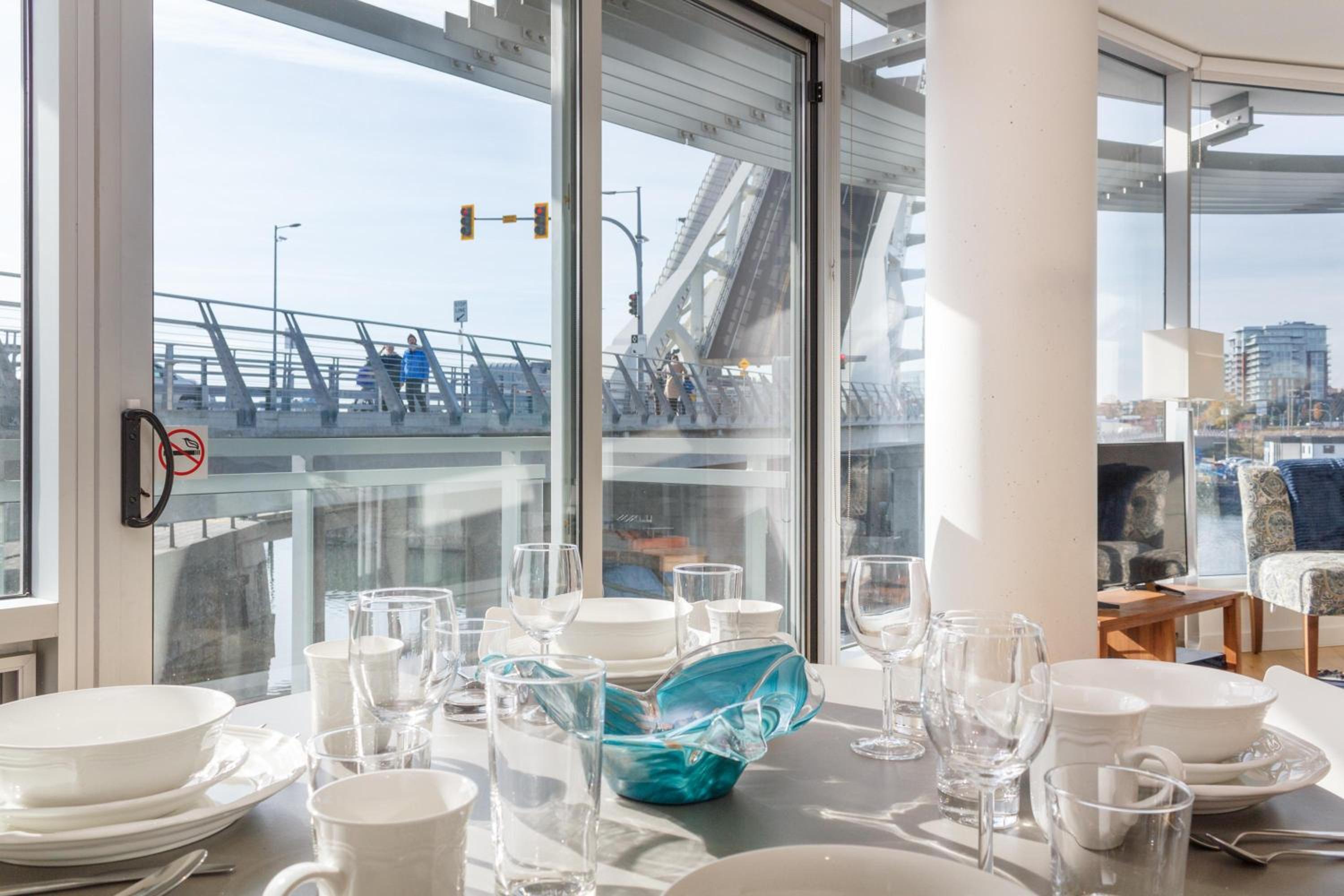 Sleek 2Br W Spectacular Johnson Bridge Views
