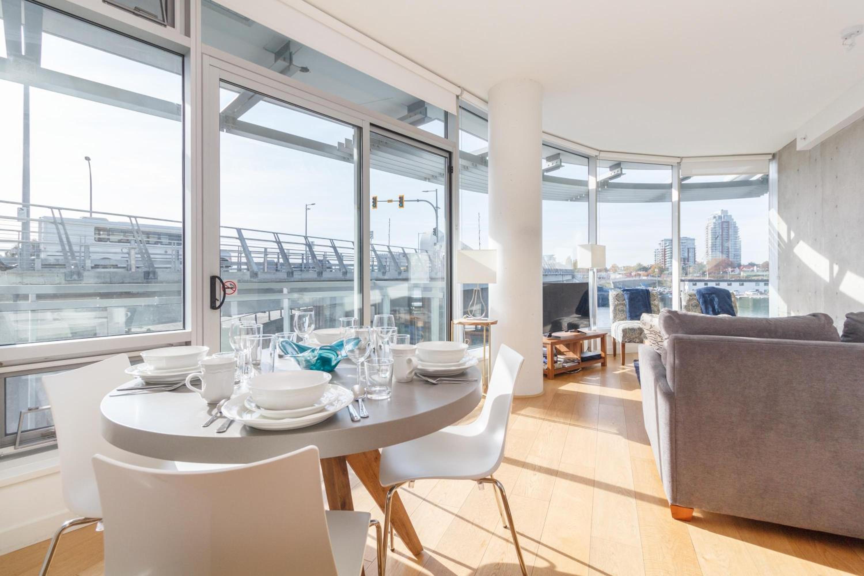Sleek 2Br W Spectacular Johnson Bridge Views
